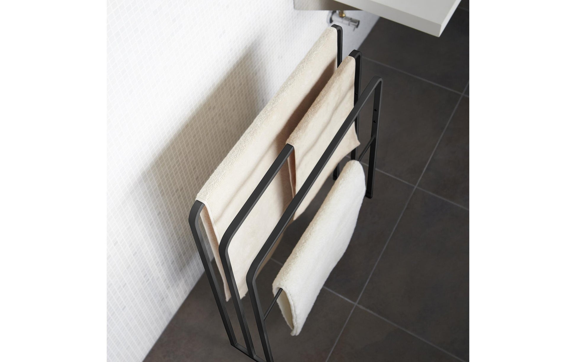 Yamazaki Handtuchständer TOWER – 14×70×81 cm, Stahl, Schwarz