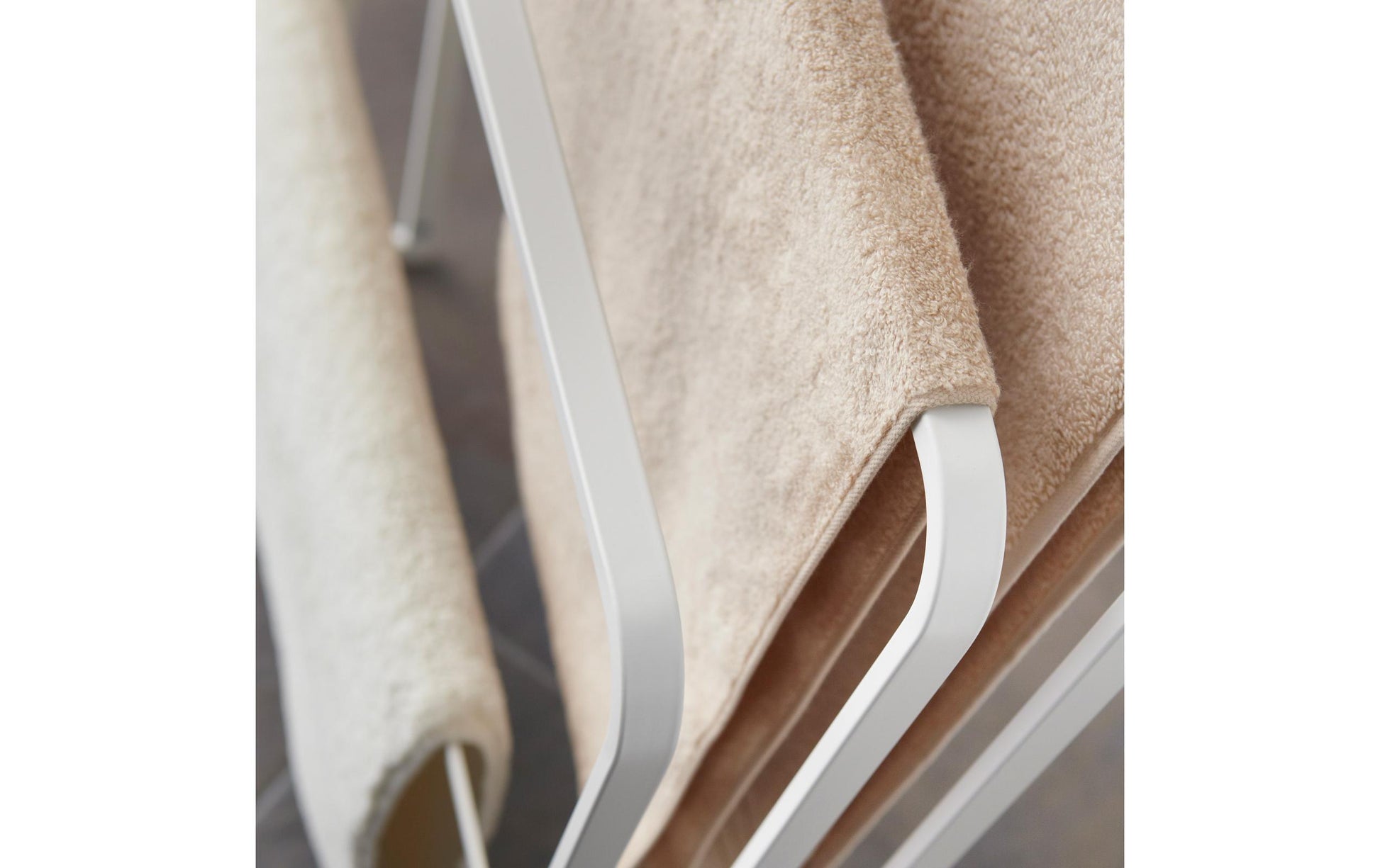 Yamazaki Handtuchständer TOWER – 14×70×81 cm, Stahl, Weiss