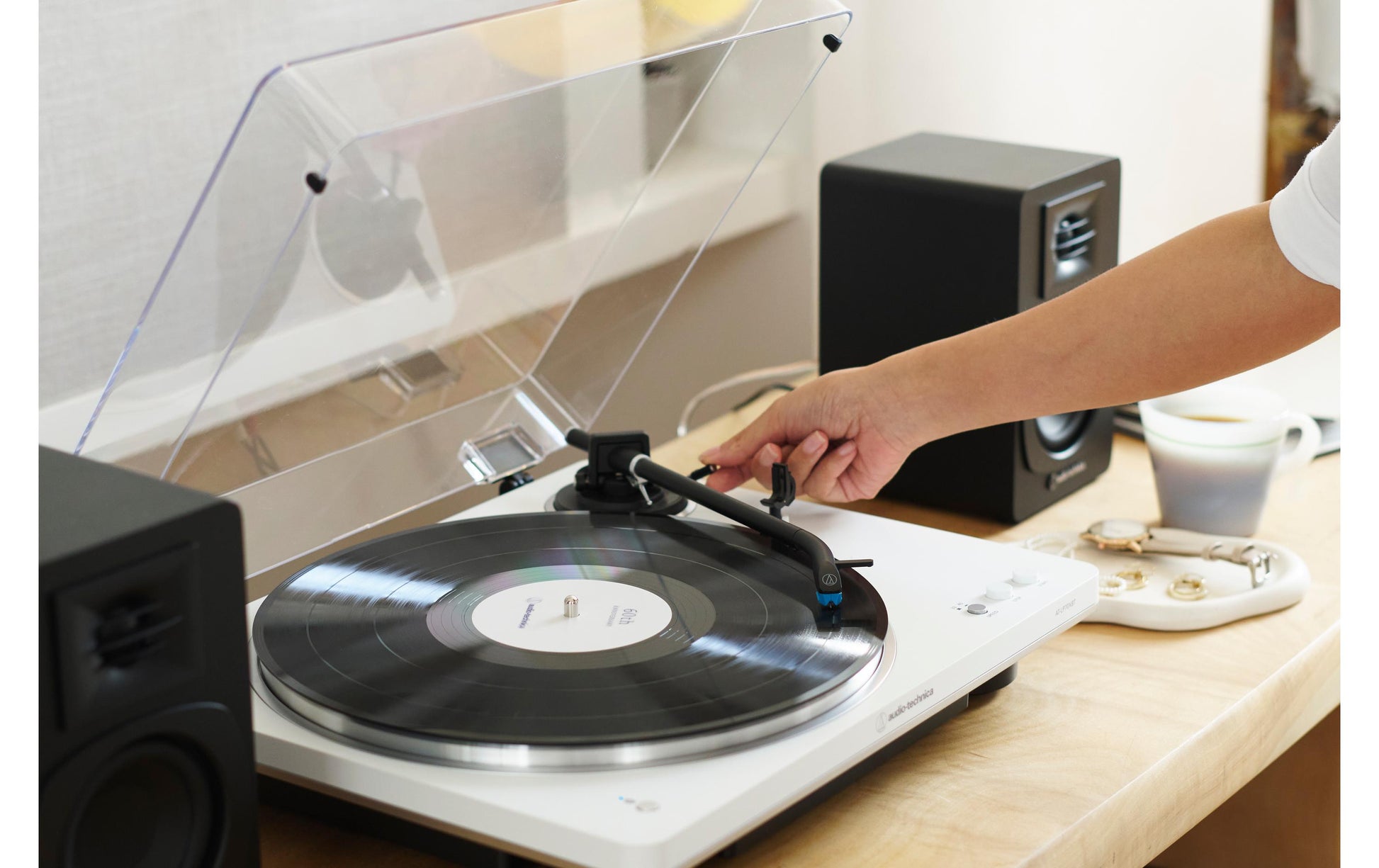 Audio-Technica AT-LP70XBTWS – Plattenspieler – Stationär – Riemenantrieb, Phono-Vorverstärker, 33⅓ U/min – Silber