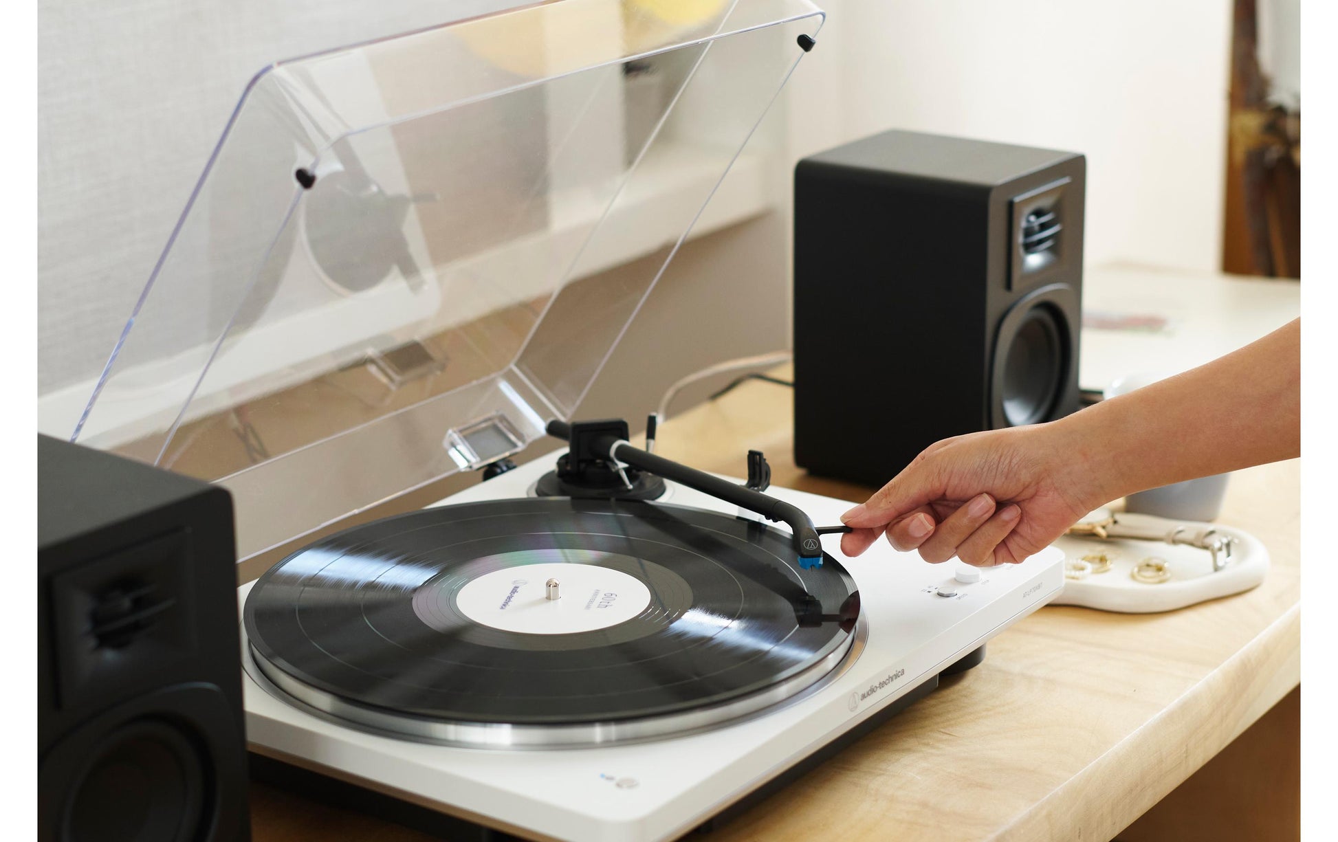 Audio-Technica AT-LP70XBTWS – Plattenspieler – Stationär – Riemenantrieb, Phono-Vorverstärker, 33⅓ U/min – Silber