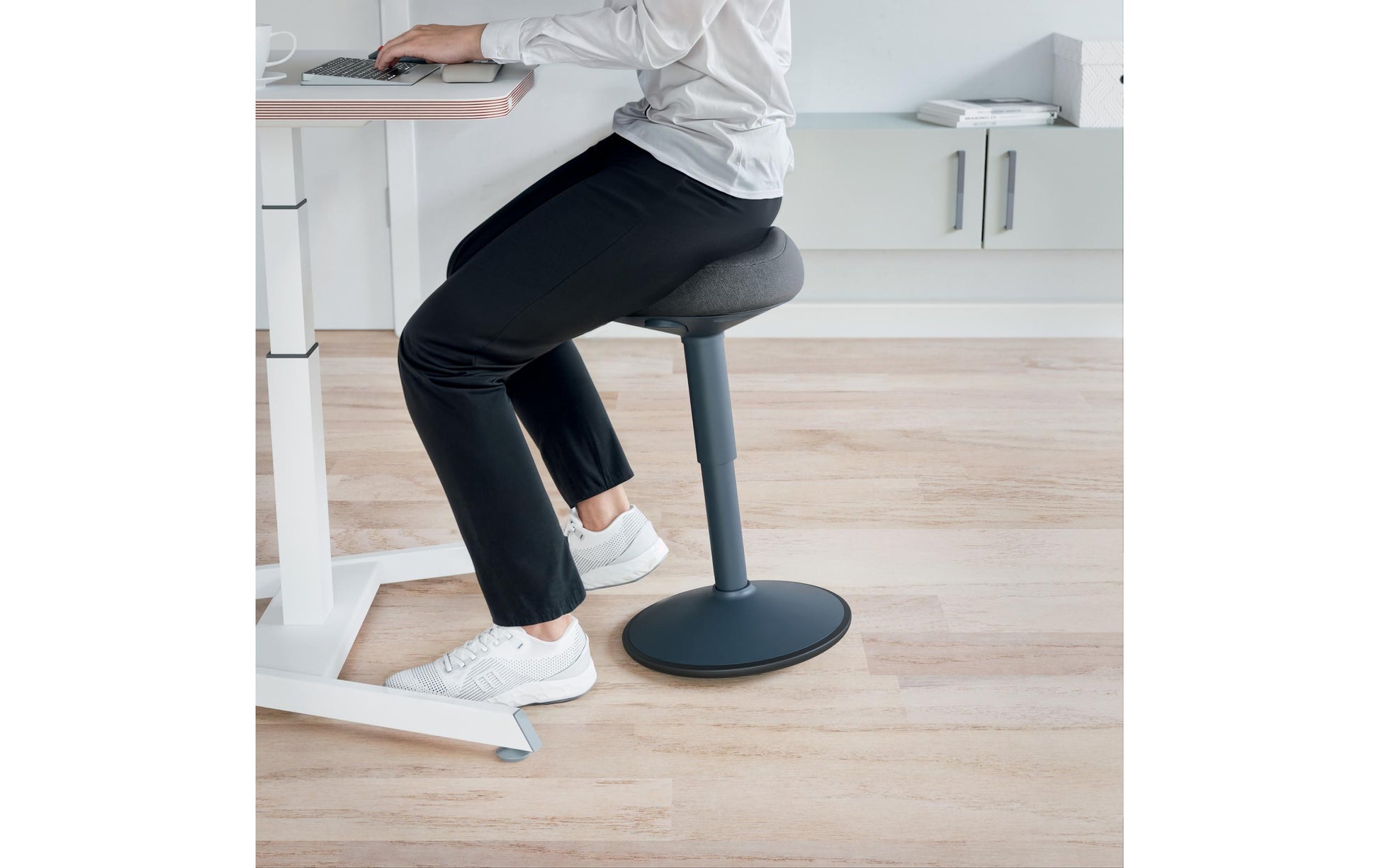 Leitz Hocker Ergo Active – Sitzhöhe 46 cm, 110 kg, Dunkelgrau