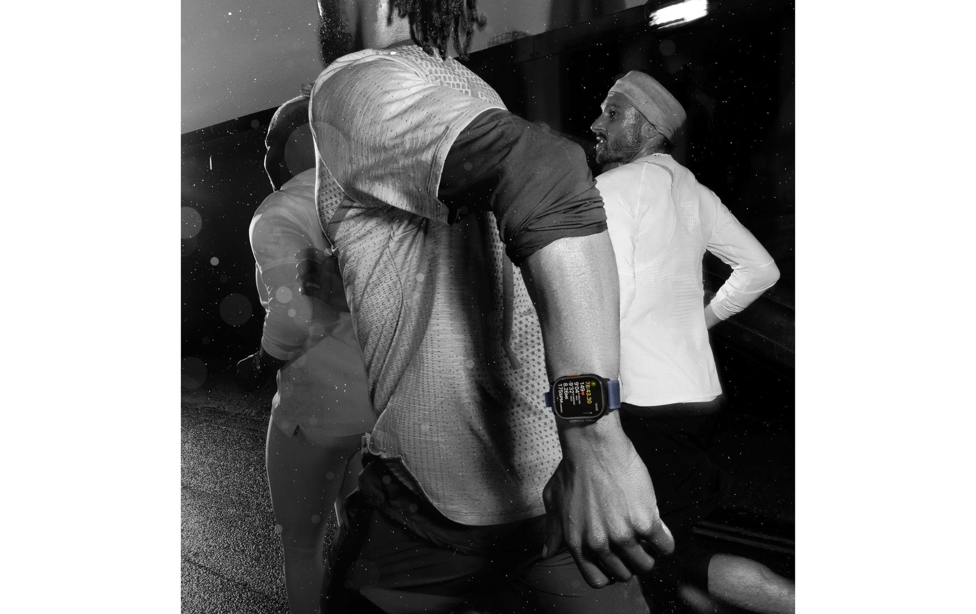 Apple Watch Ultra 2 (2024) – Smartwatch – 44 mm, LTE, Saphirglas, 100 m, Natural Titanium, Milanese Loop (M)
