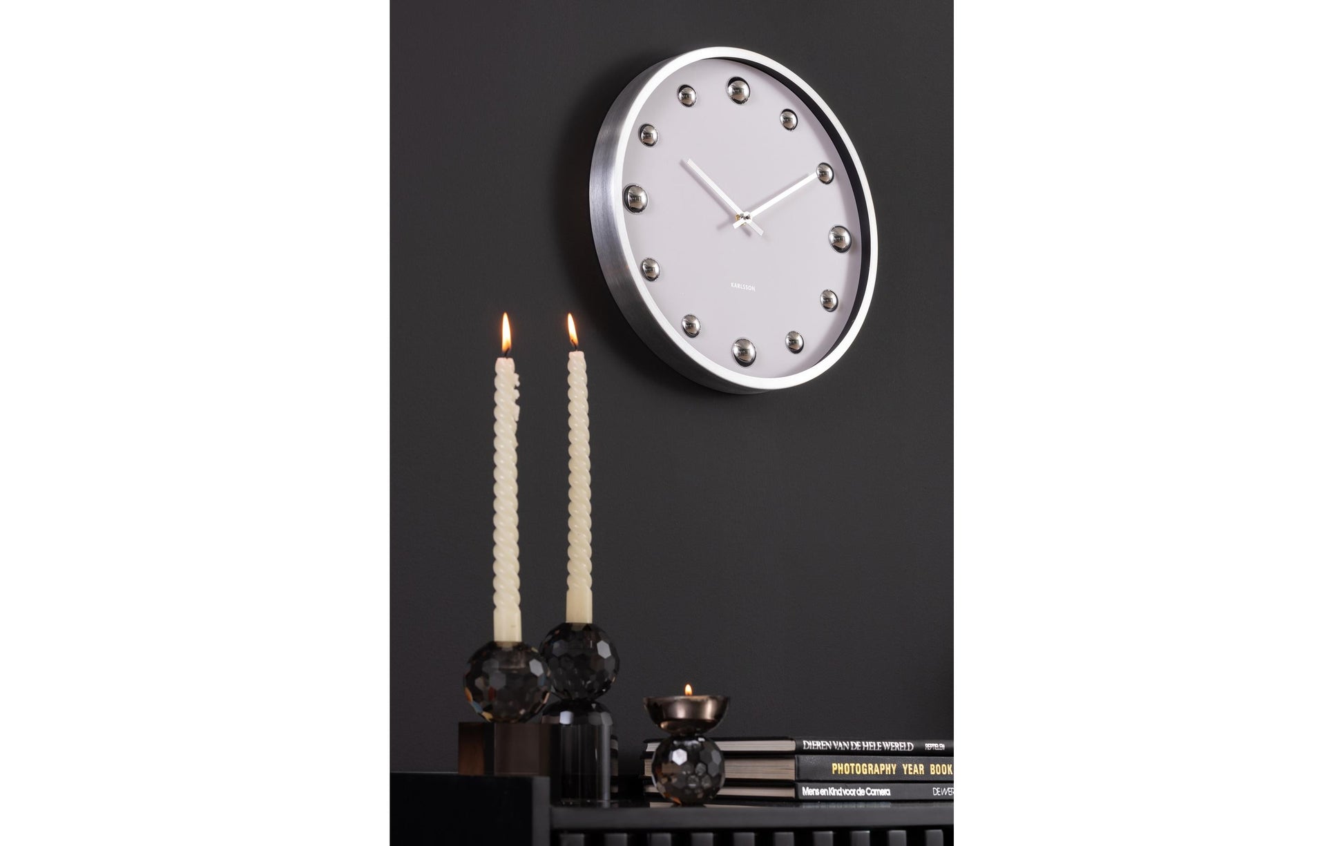 Karlsson Shiny Dots Wanduhr – Analog, Ø 35,5 cm, Weiss, Aluminium