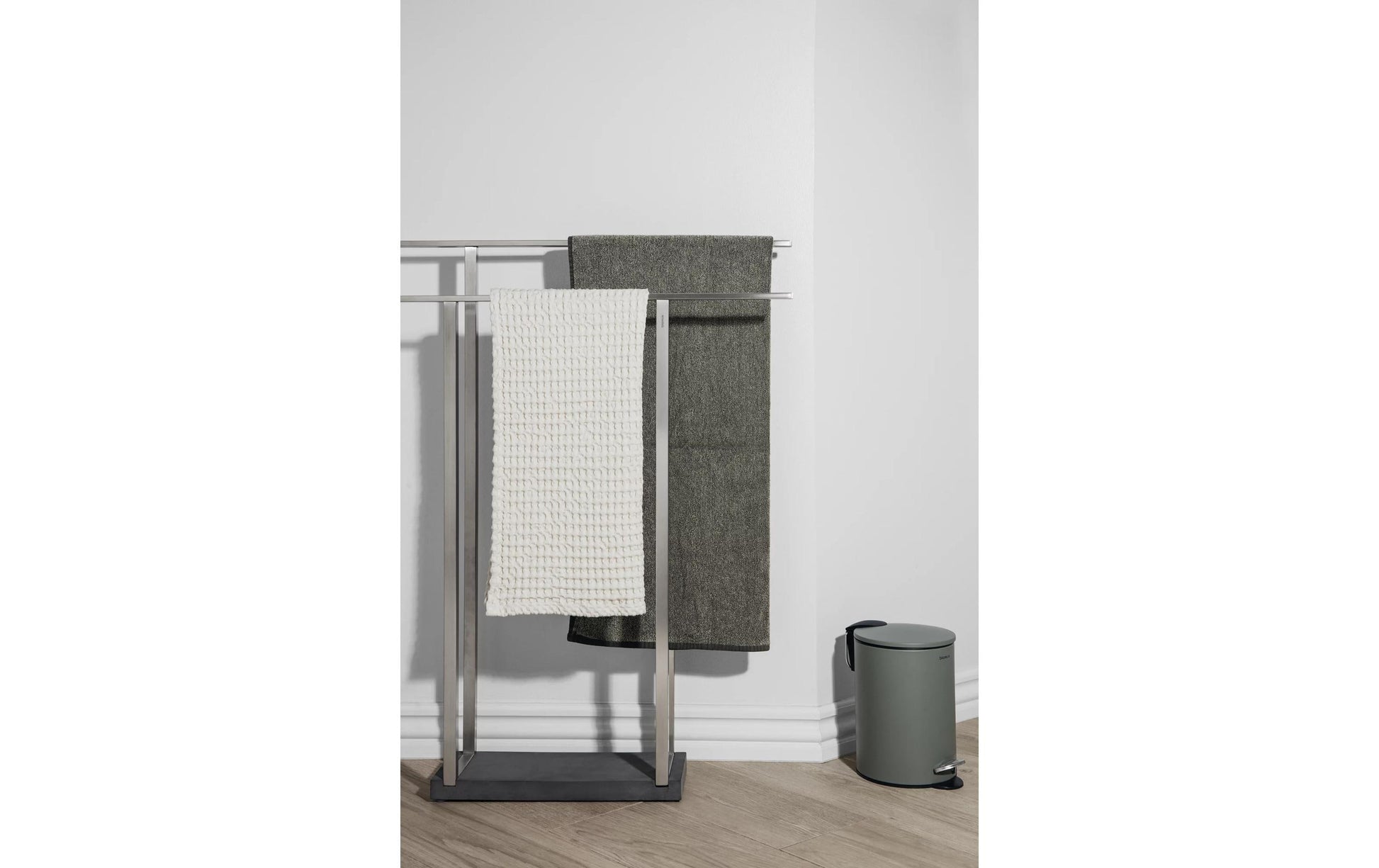 Blomus Treteimer TUBO – 3 l – Stahl, rund – hellgrau – Soft-Close, mit Innenkübel