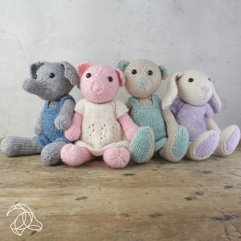 Hardicraft Strickset – Hase Chloe – 25 cm – lila, weiss