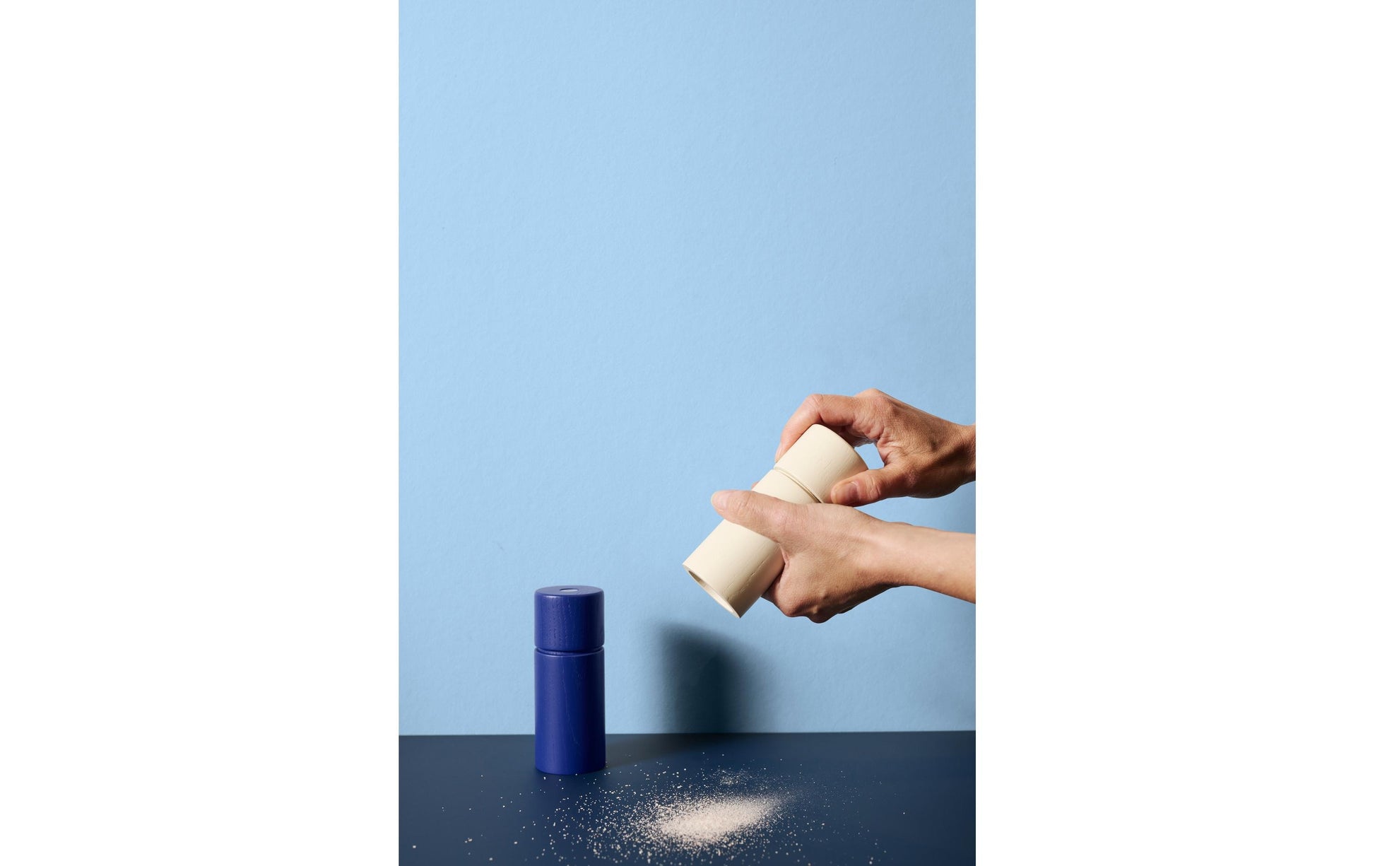 CrushGrind Salz-/Pfeffermühle Ø 5 × 12 cm, Eschenholz, Indigo, verstellbares Mahlen, Keramikmahlwerk