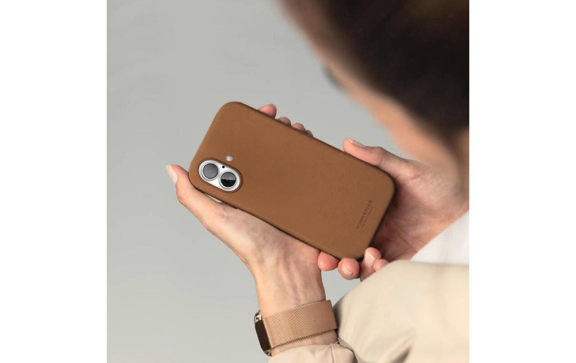 Vonmählen Like Leather Backcover – für Apple iPhone 16, MagSafe, Veganes Leder + Mikrofaser, Braun