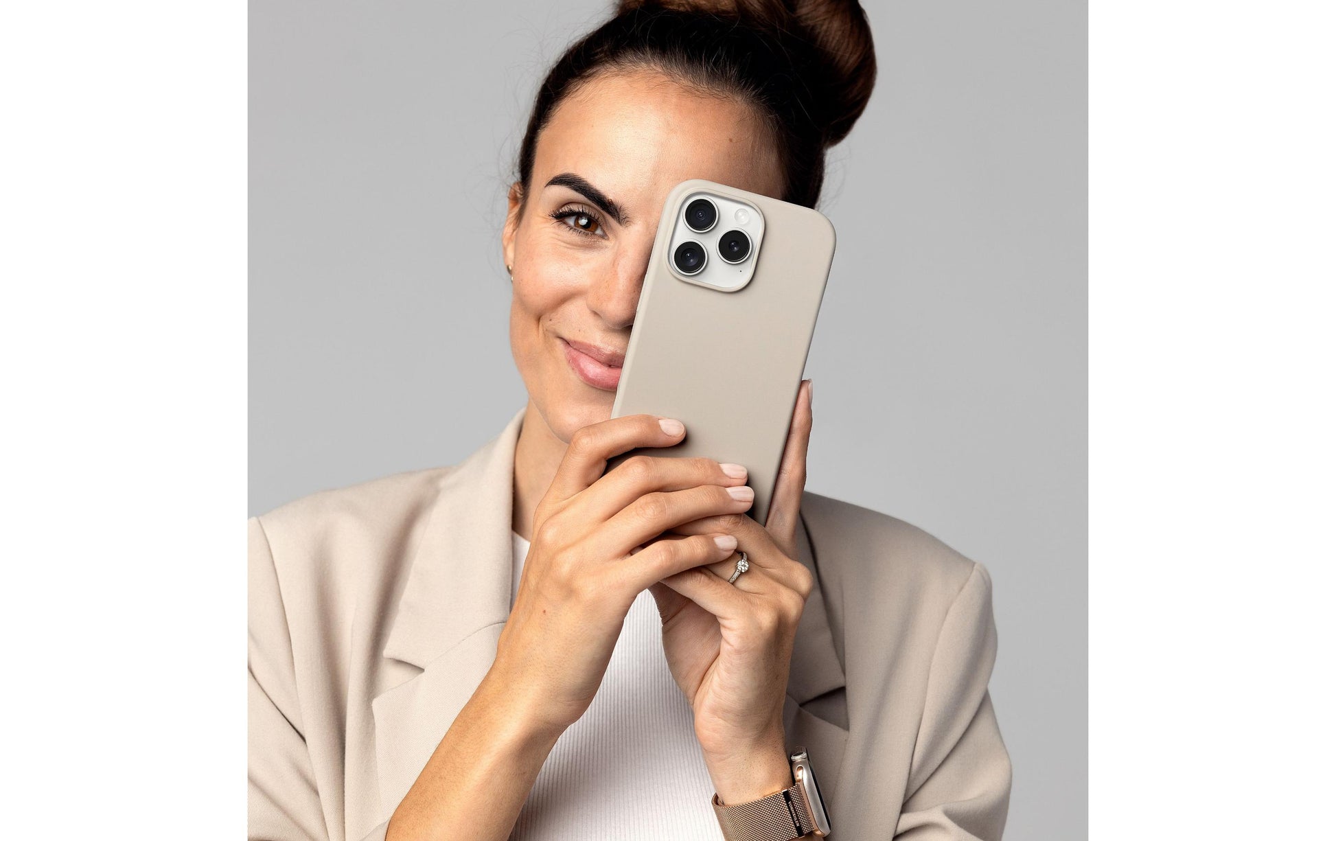Vonmählen Backcover – für Apple iPhone 16 Pro – beige – Silikon – MagSafe-kompatibel, stossfest
