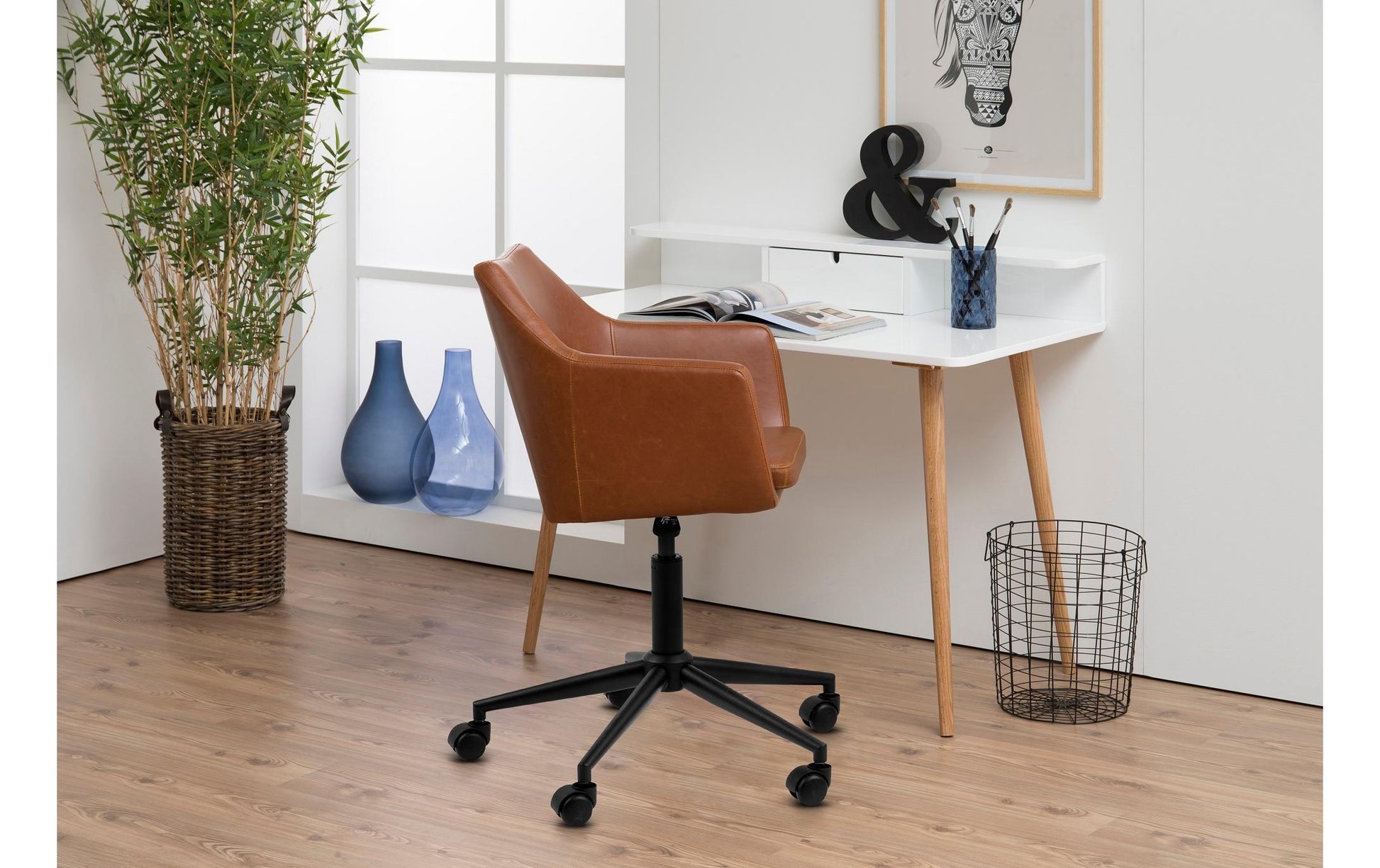 AC Design Nora Bürostuhl – Kunstleder – Braun, gepolsterte Armlehnen