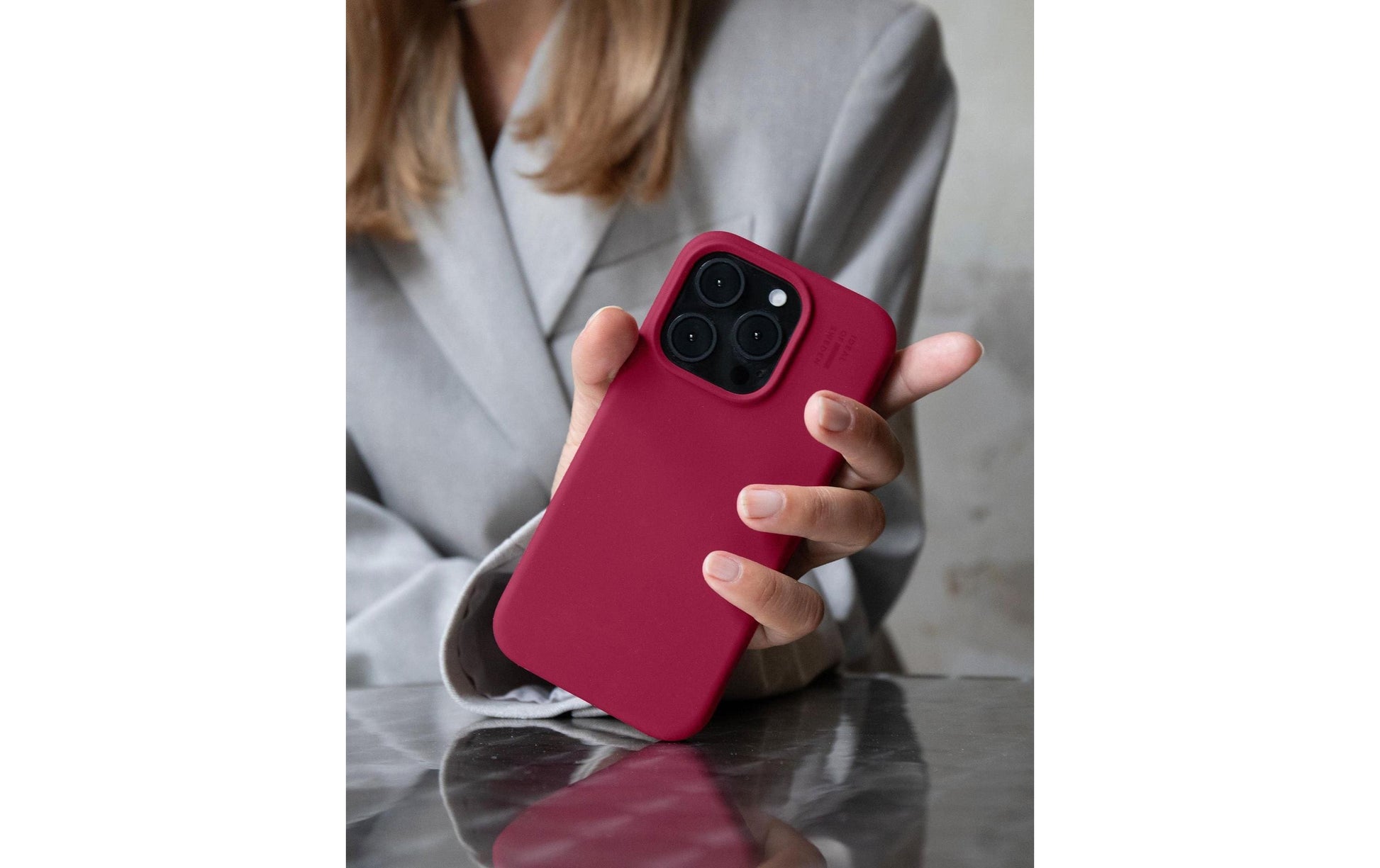 iDeal of Sweden Backcover – für Apple iPhone 16 – MagSafe, Polyester+Silikon, Cranberry, bis 1,52 m sturzsicher