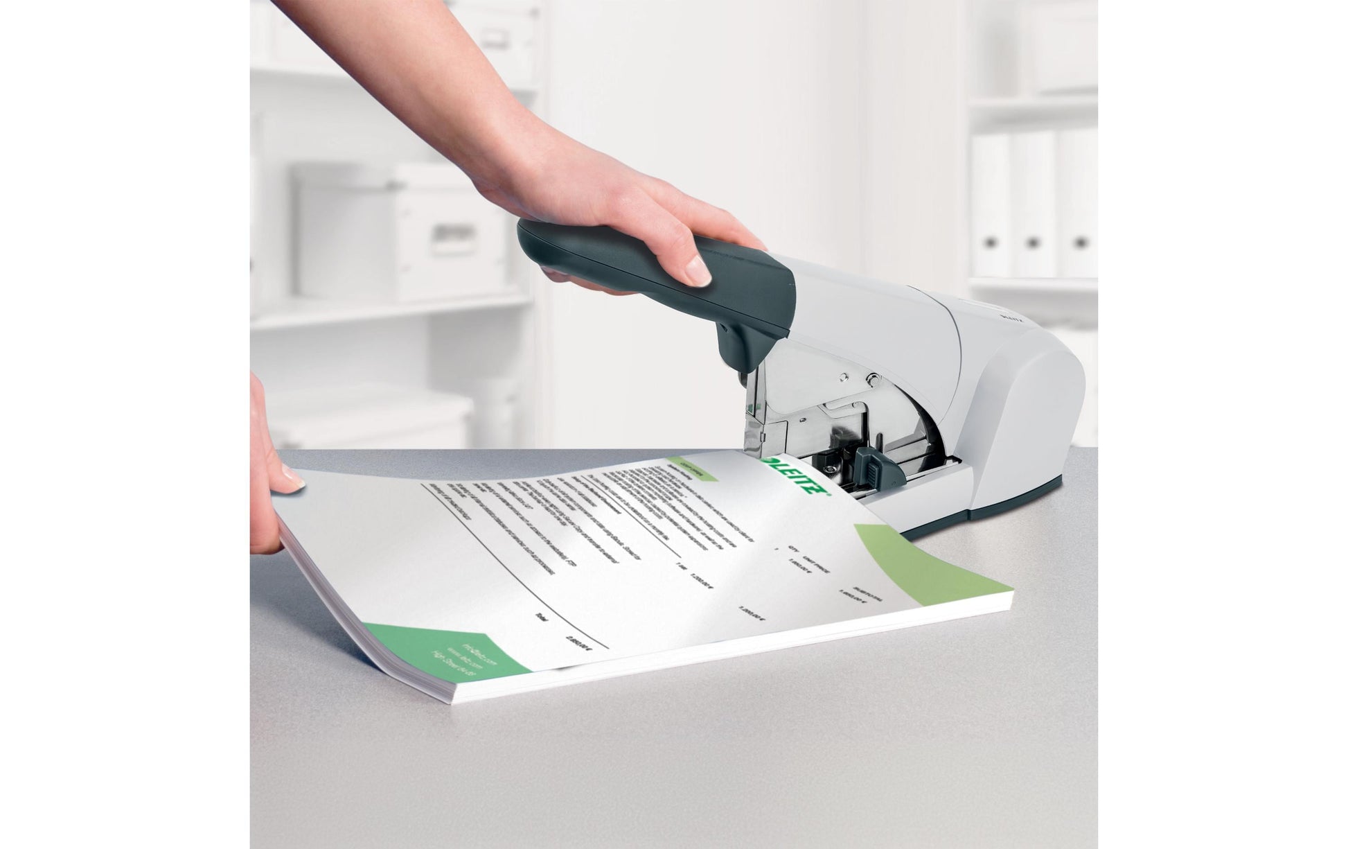 Leitz 5553 – Hefter, 120 Blatt, für 23/15XL, Flat-Clinch, verstellbarer Papieranschlag, Einlegetiefe 56 mm