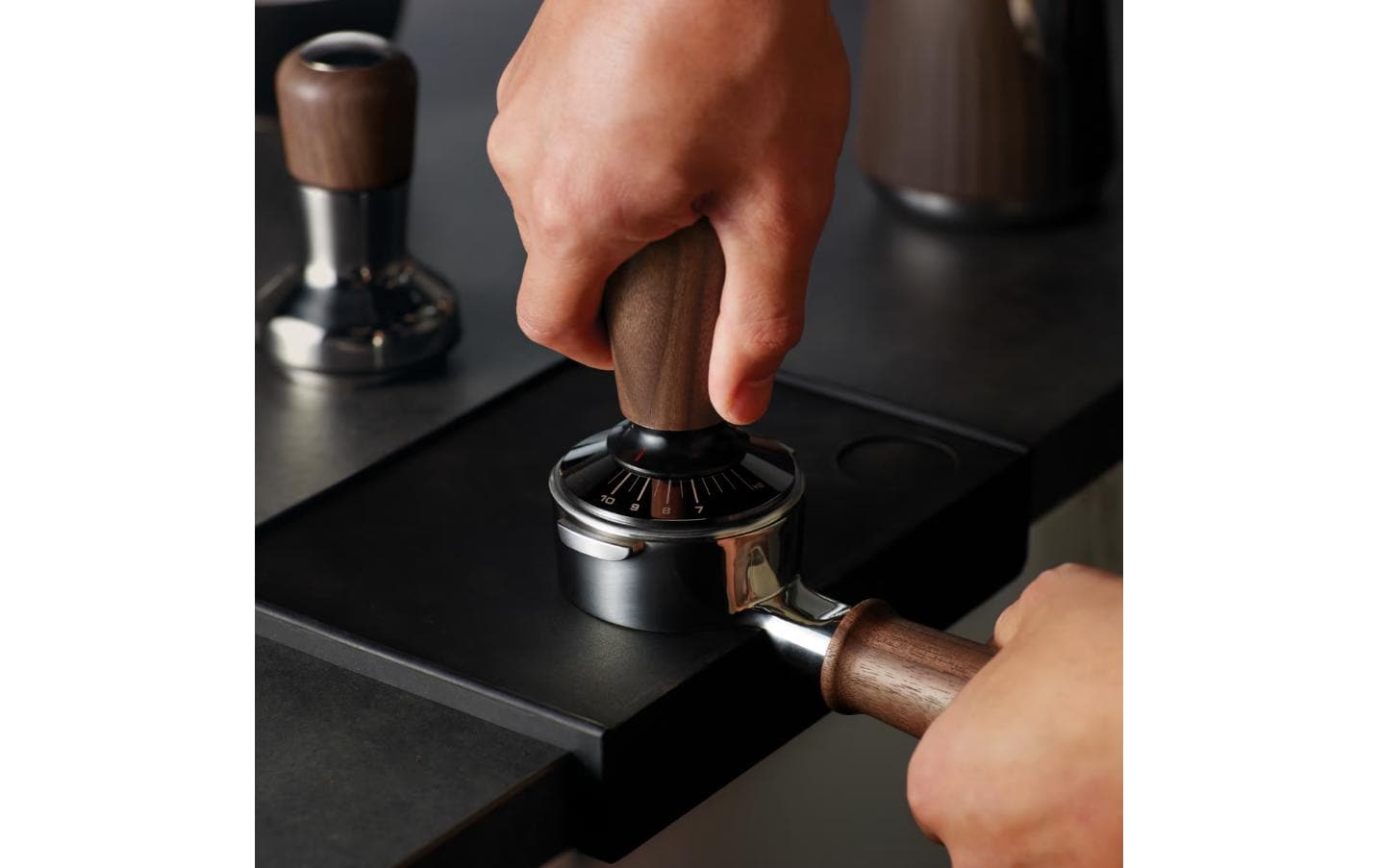 Sage Tamper Kraftmessgerät 54 – Ø 5,4 cm, für 54 mm Siebträger, Edelstahl/Walnuss