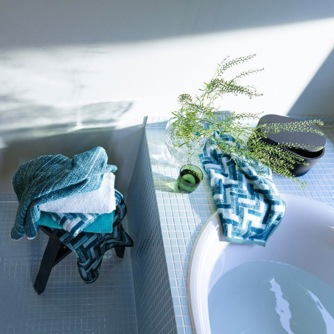 Möve Duschtuch Tide Tiles – 67 × 140 cm, Aqua, Baumwolle, 520 g/m²