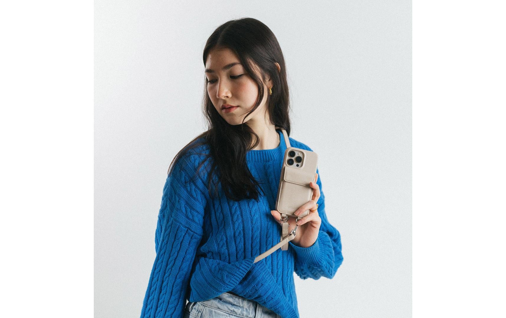 Urbany's Urbanys – Halskette-Hülle – für Apple iPhone 16 Plus – Beach Beauty – Recycling-Leder, mit Kartenfach