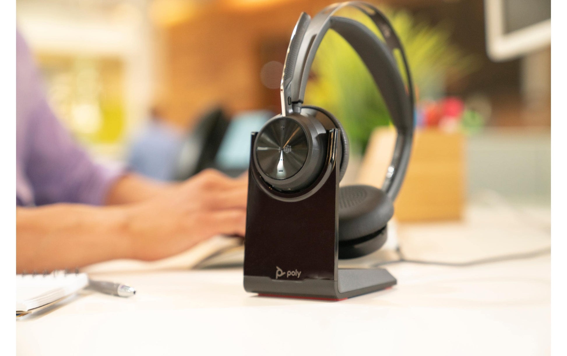 Poly Voyager Focus 2 – Headset – USB-C/USB-A Adapter, Ladestation – für Microsoft Teams