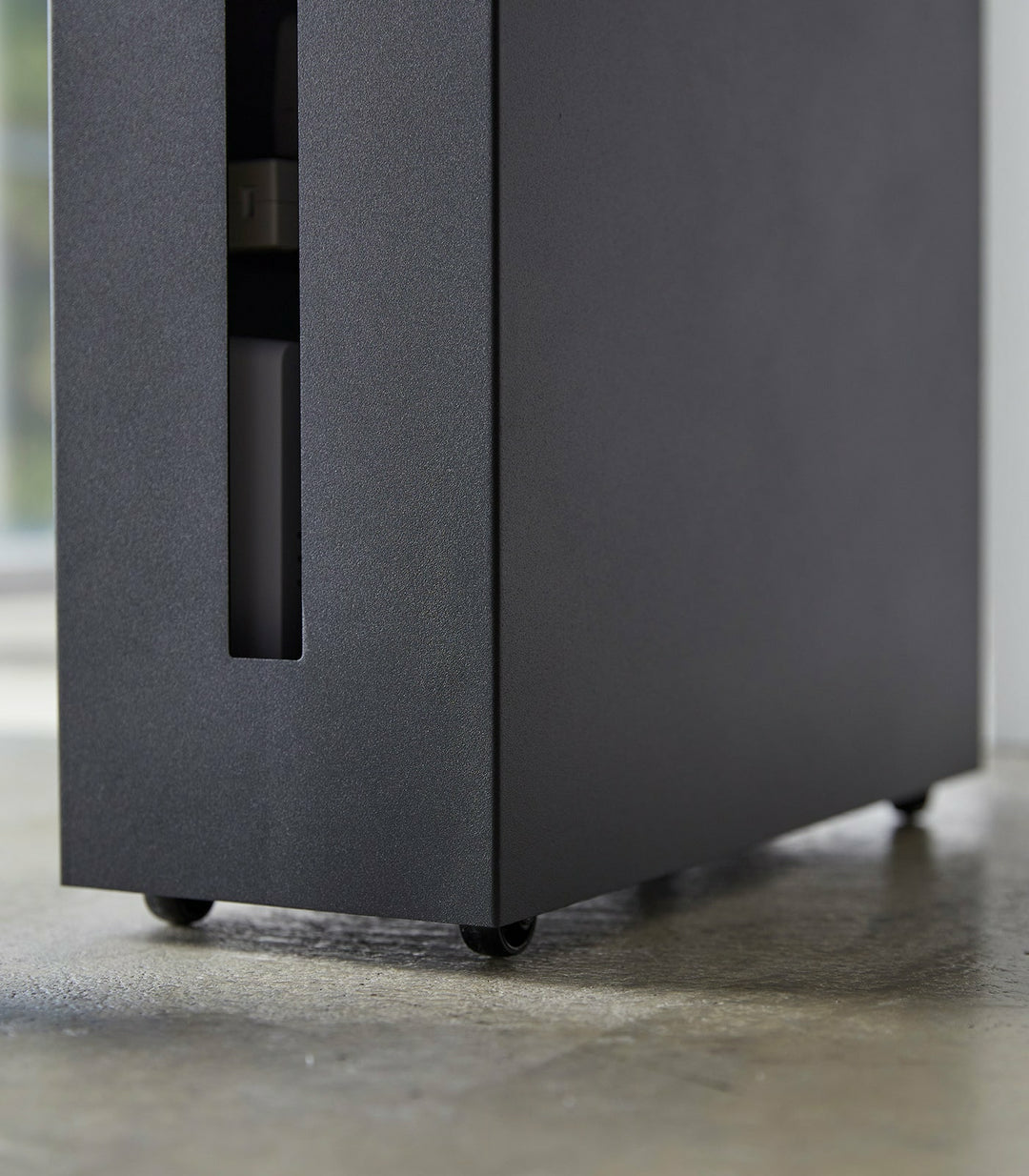 Yamazaki Kabelbox TOWER – 400 mm × 0,15 m, Metall, Schwarz, mit Rollen