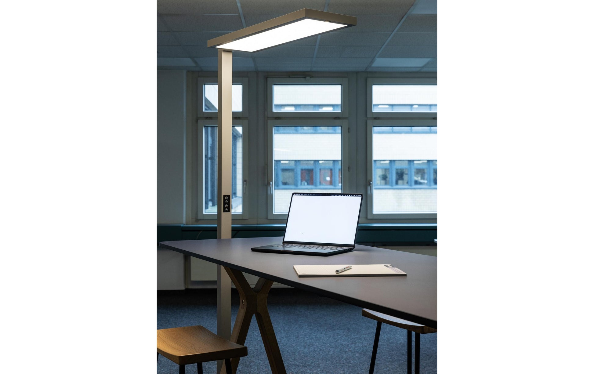 Office Focus Stehleuchte – 12300 lm, 2700–6500 K, dimmbar, Sensor, 195 cm – Grau