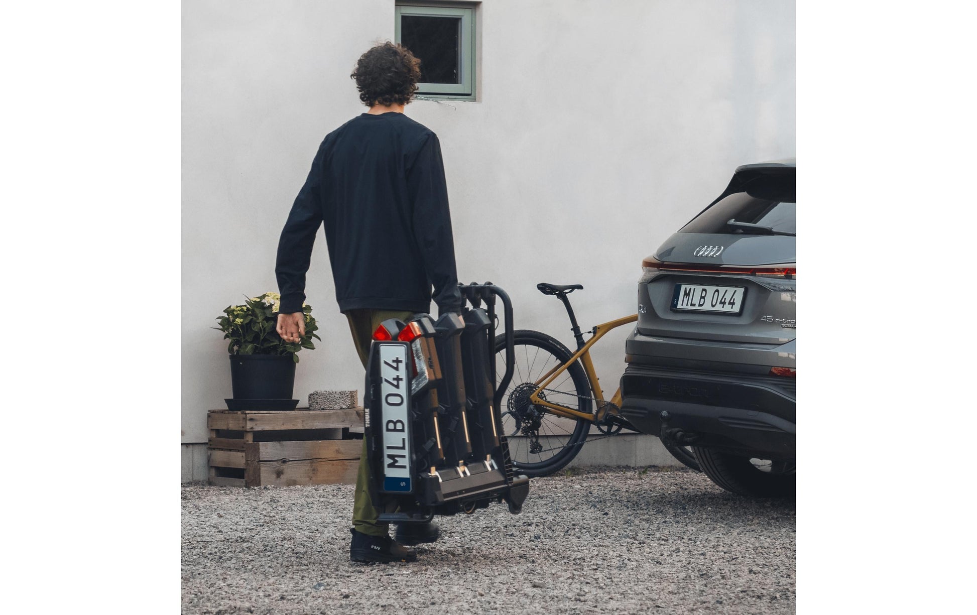 Thule Anhängerkupplungs-Fahrradträger EASYFOLD 3 – zusammenklappbar, für 3 Fahrräder, 60 kg – schwarz