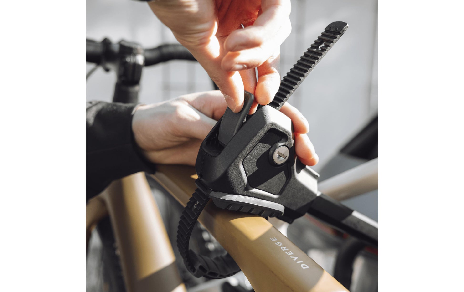 Thule Anhängerkupplungs-Fahrradträger EASYFOLD 3 – zusammenklappbar, für 3 Fahrräder, 60 kg – schwarz