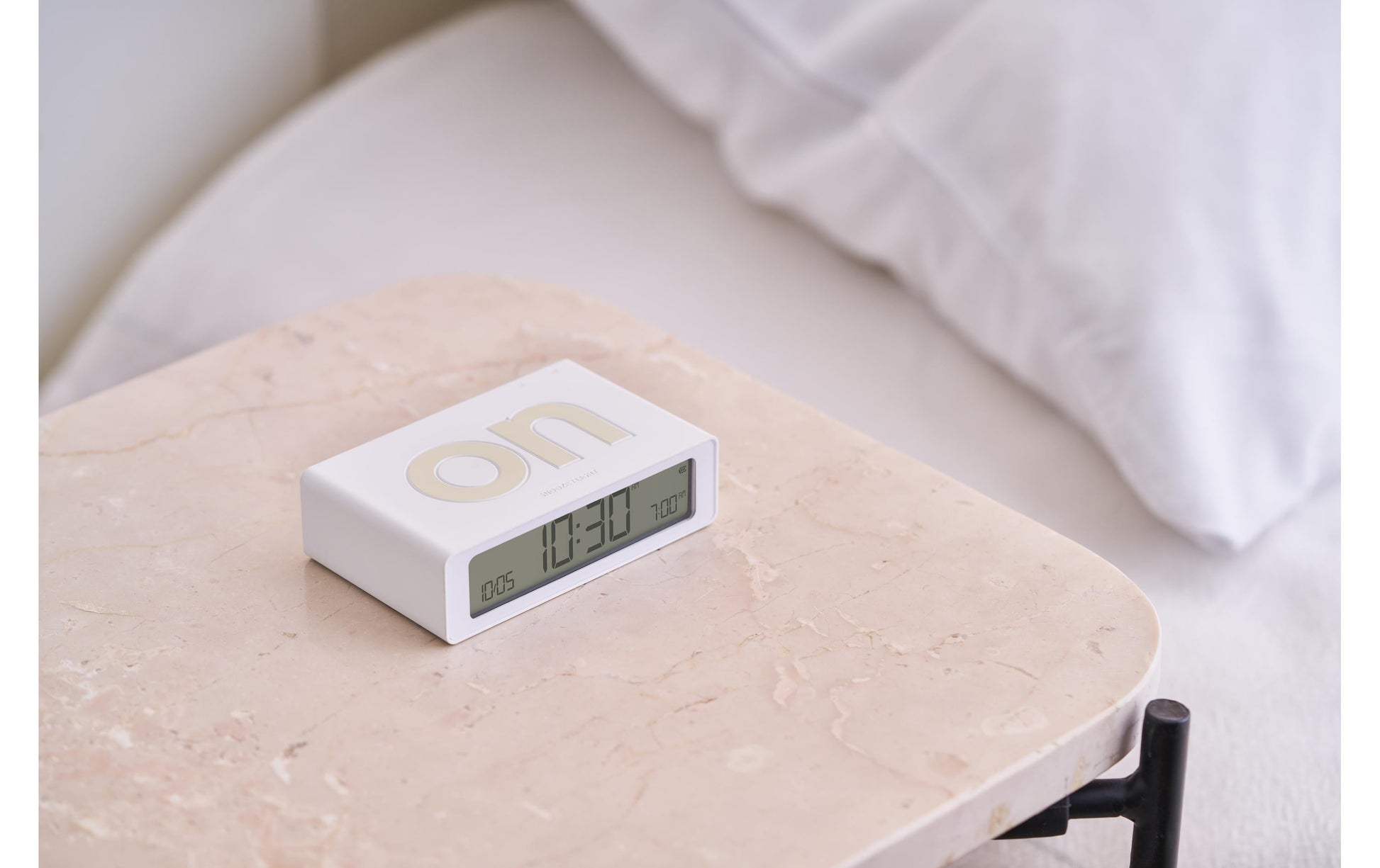 LEXON Flip Mini Digitalwecker – Snooze, USB, 8 × 2,3 × 4,9 cm, Weiss