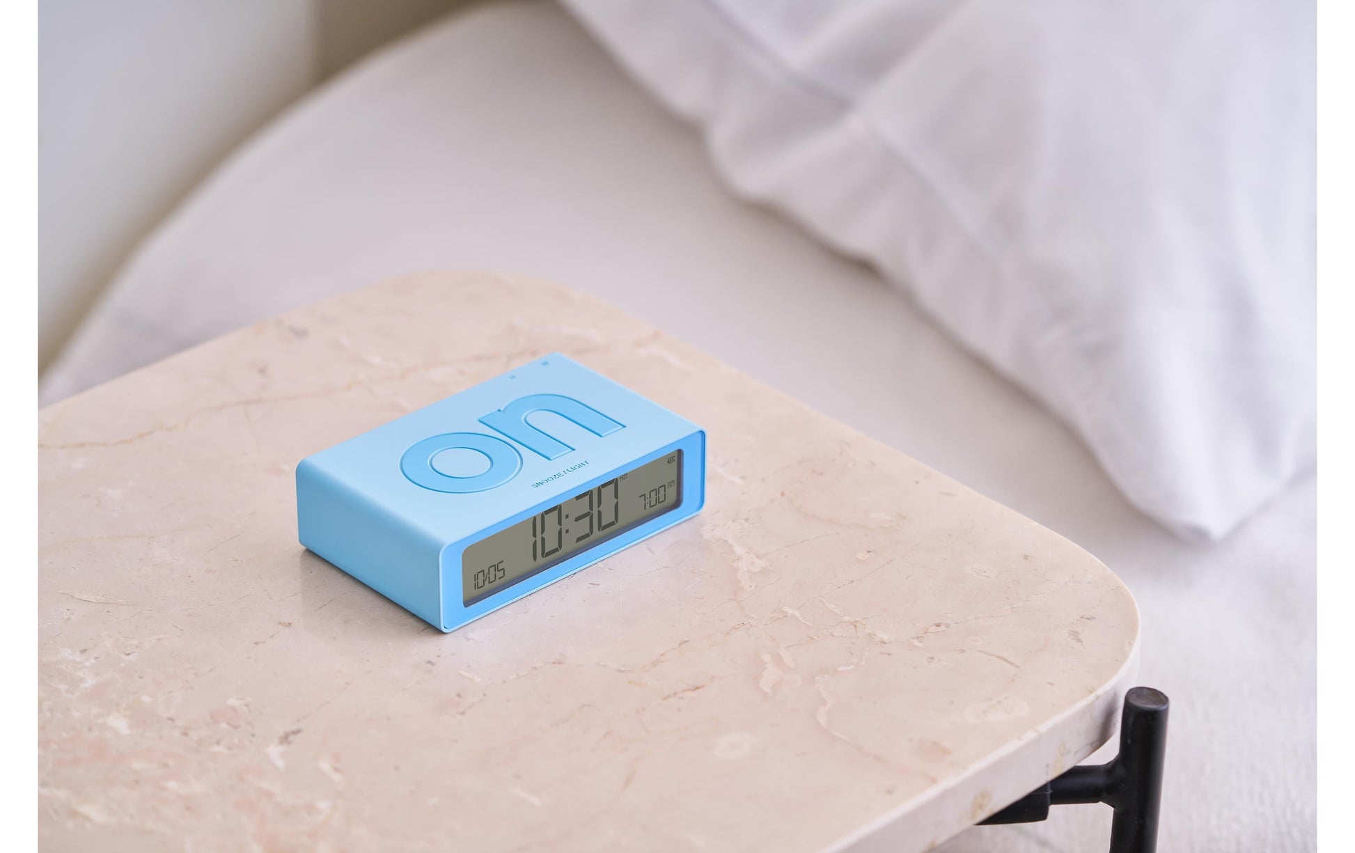 LEXON Digitalwecker – Snooze, USB, 8 × 2,3 × 4,9 cm, Hellblau