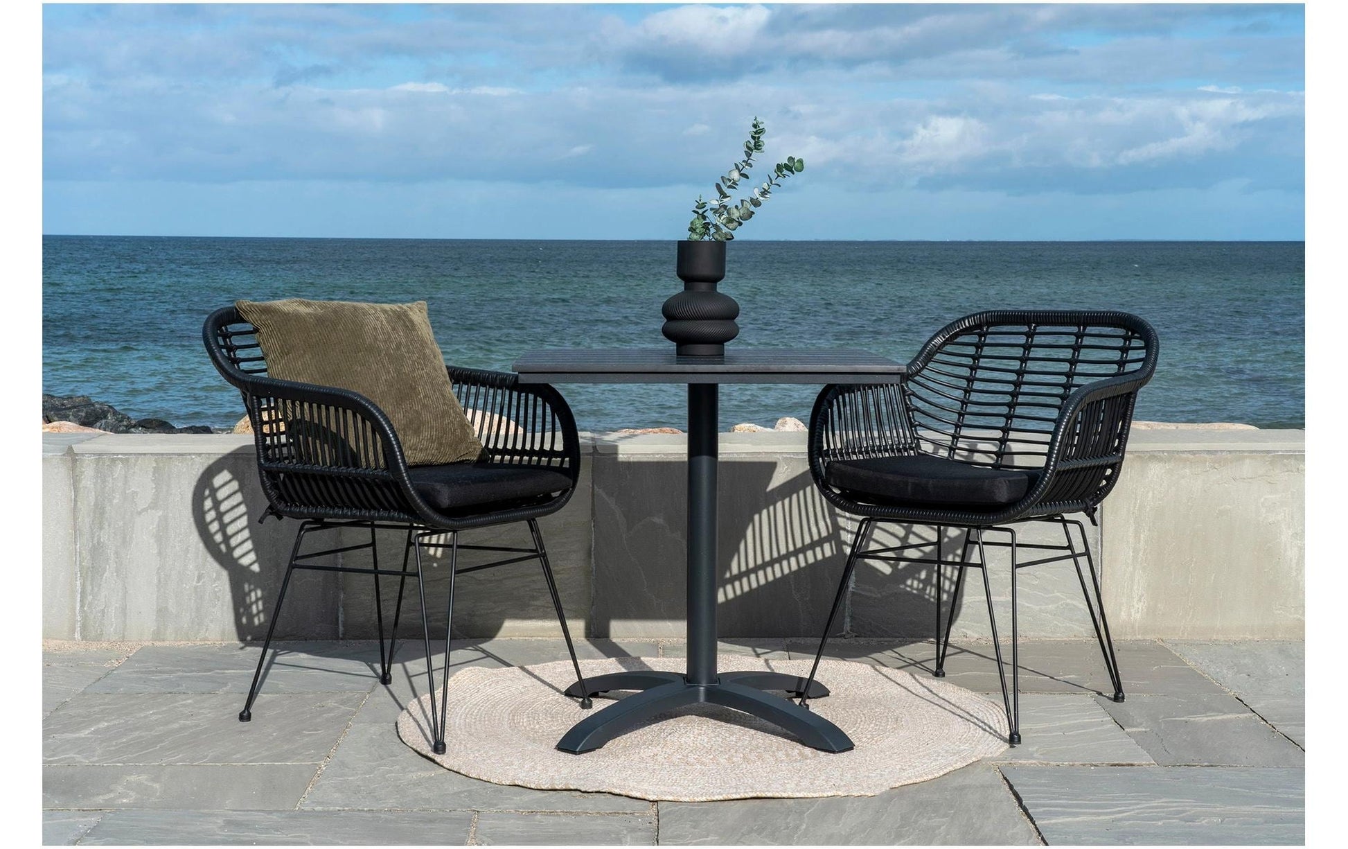 House Nordic Gartentisch – Schwarz – Aluminium – Tisch 70 × 70 × 72 cm