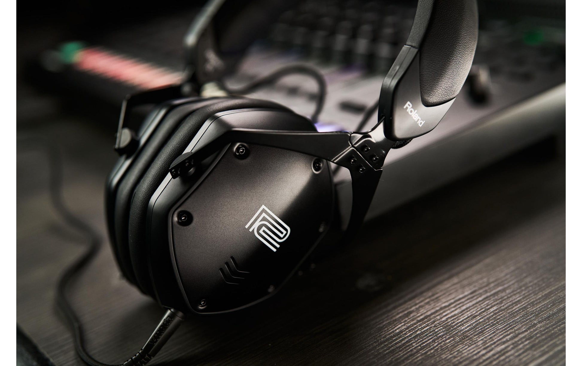 Roland VMH-S100 – Over-Ear Studiokopfhörer – geschlossen, 3,5 mm Klinke, Hi-Res Audio, 30 Ω – schwarz