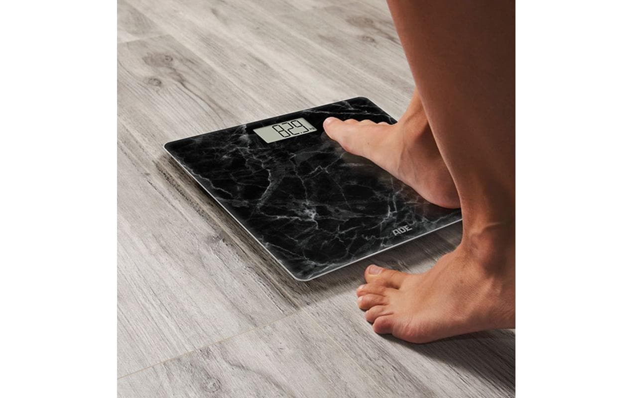 ADE Paketwaage Amina Marmor – Tragkraft 180 kg, Teilung 100 g, Wiegefläche 30 × 30 cm, Batterie, Glas