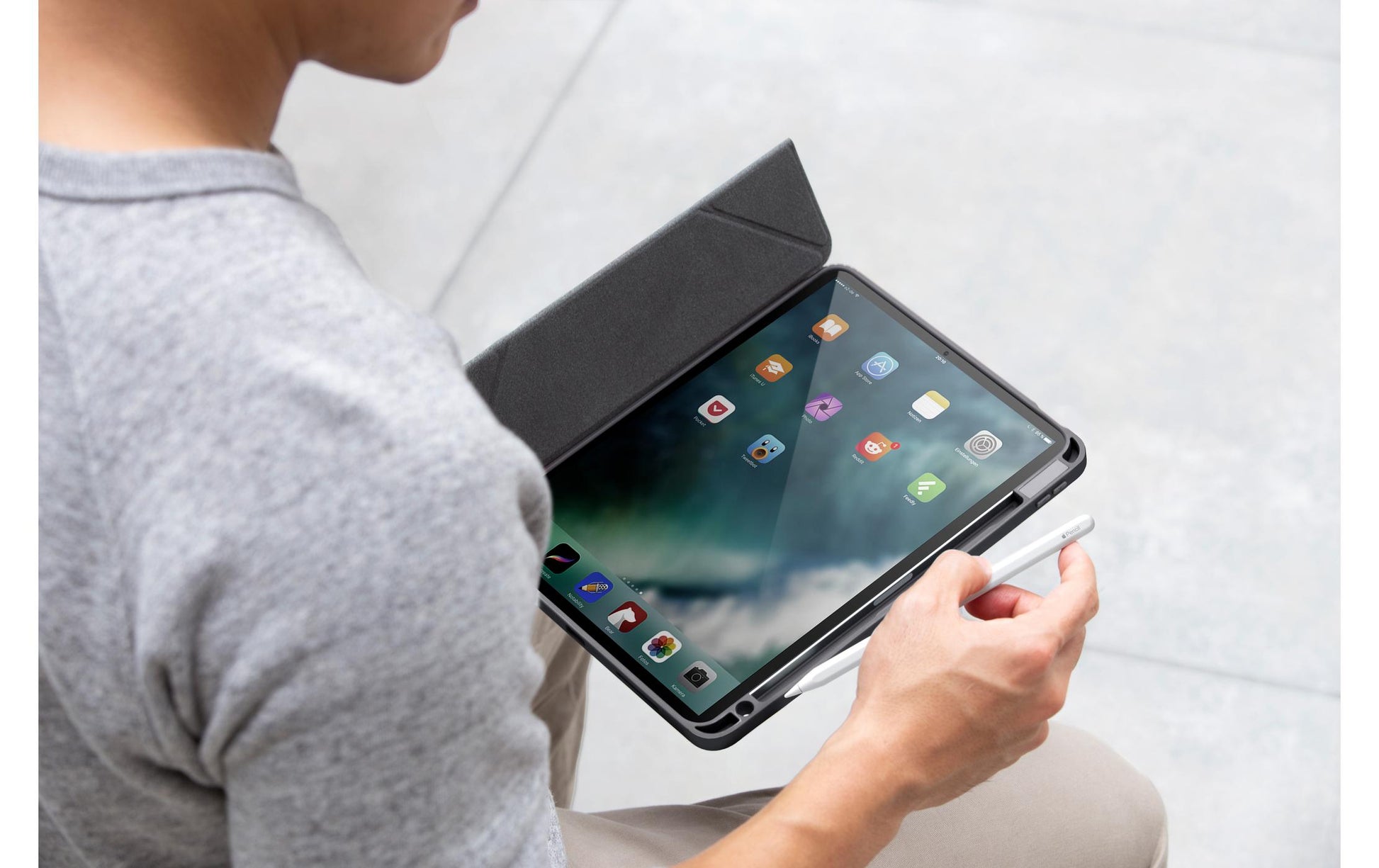Uniq Moven Tablet-Hülle für iPad Air 11" (6. Gen.), iPad Air 10,9" (4.–5. Gen.) – Grau