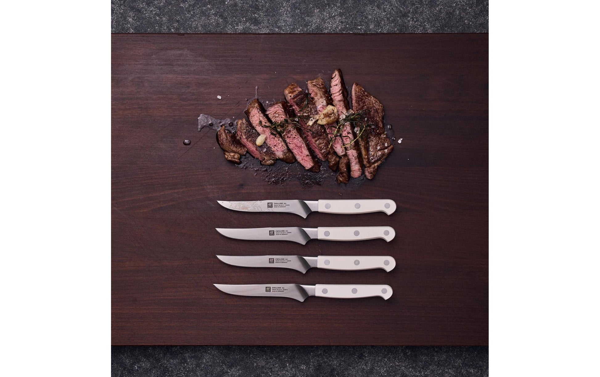 ZWILLING Pro le blanc Steakmesser – 4er-Set, 33 cm, Glatter Schliff, Edelstahl, Kunststoffgriff, Weiss