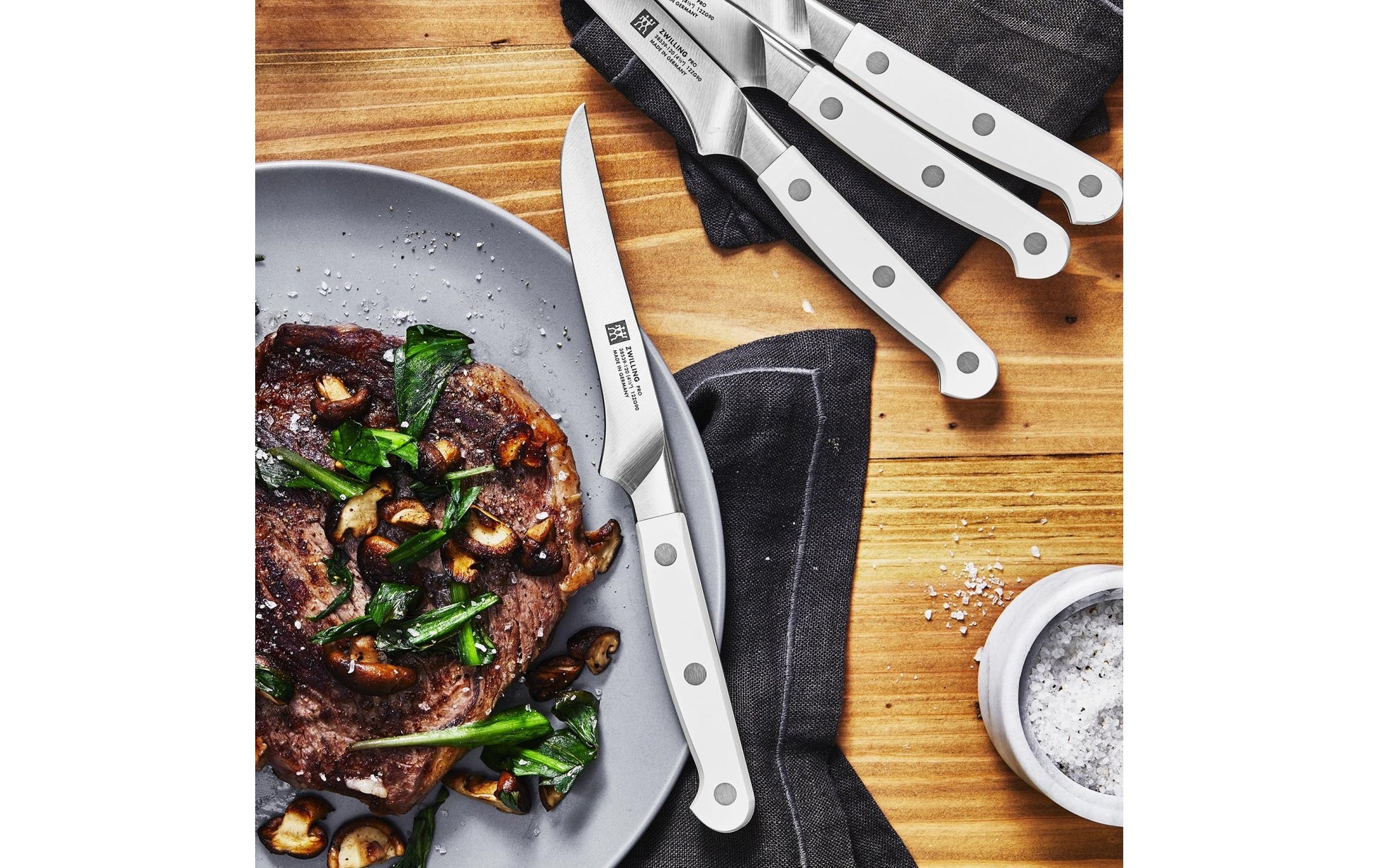ZWILLING Pro le blanc Steakmesser – 4er-Set, 33 cm, Glatter Schliff, Edelstahl, Kunststoffgriff, Weiss