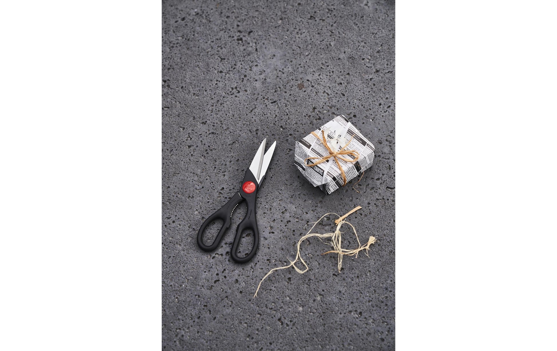 ZWILLING Küchenschere 20 cm, Edelstahl/Kunststoff, Schwarz, mit Flaschenöffner, gezahnte Klinge