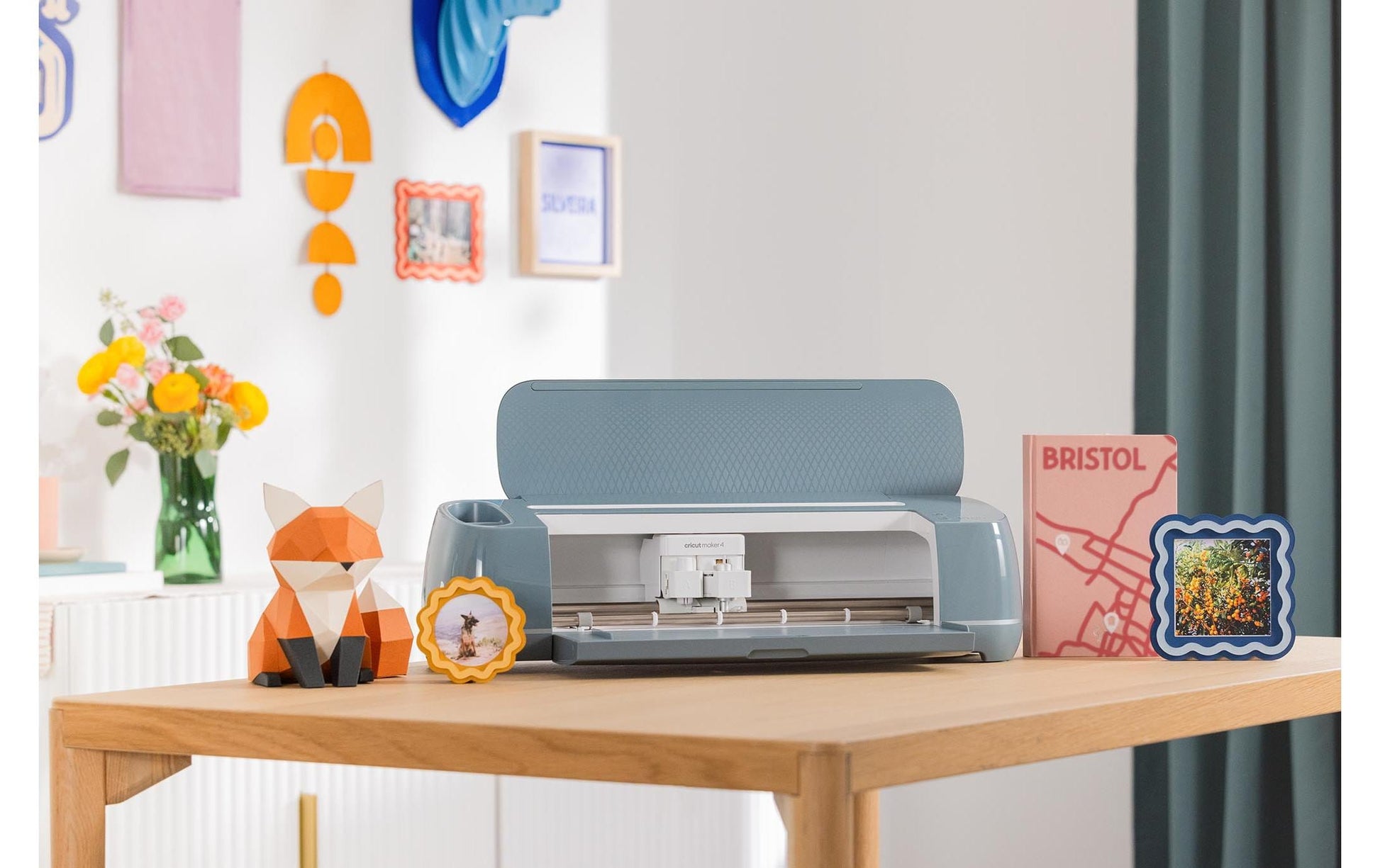 Cricut Schneideplotter Maker 4 – max. Breite 297 mm, Materialdicke 2,4 mm, grün