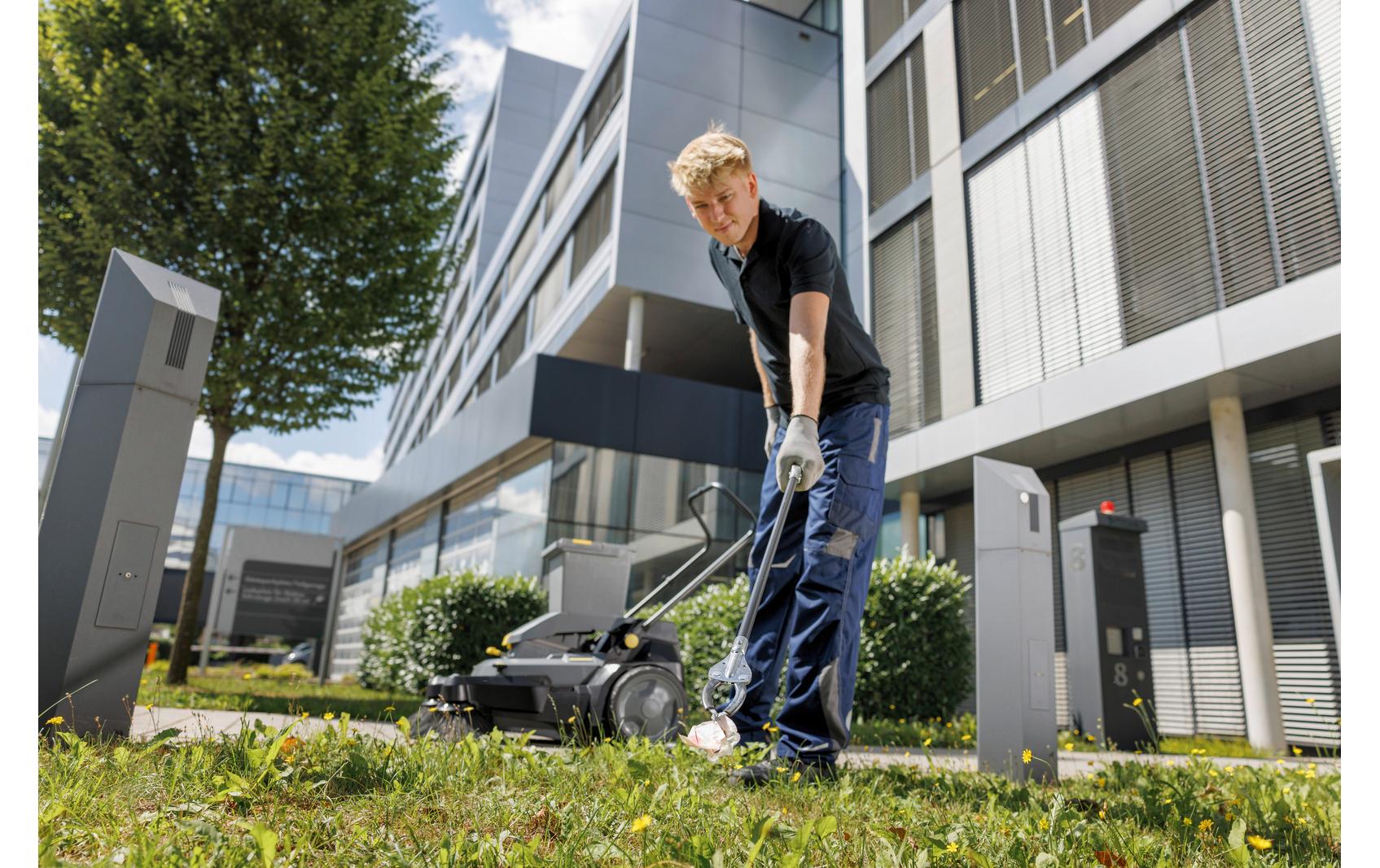 Karcher AG Akku-Kehrmaschine KM 70/25 C Bp 2SB – 36 V, 20 l, Arbeitsbreite 480 mm – Schwarz