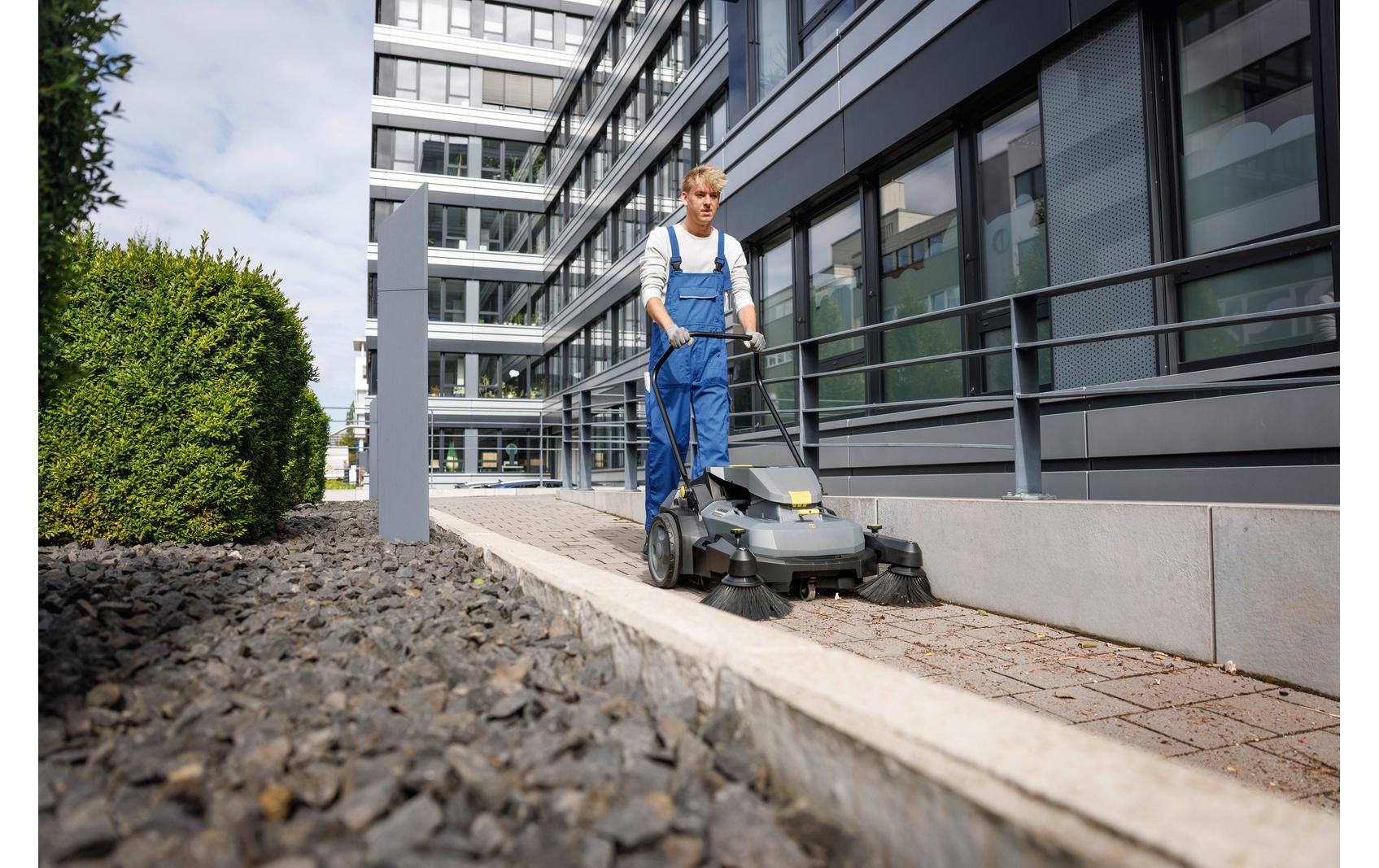 Karcher AG Akku-Kehrmaschine KM 70/25 C Bp 2SB – 36 V, 20 l, Arbeitsbreite 480 mm – Schwarz