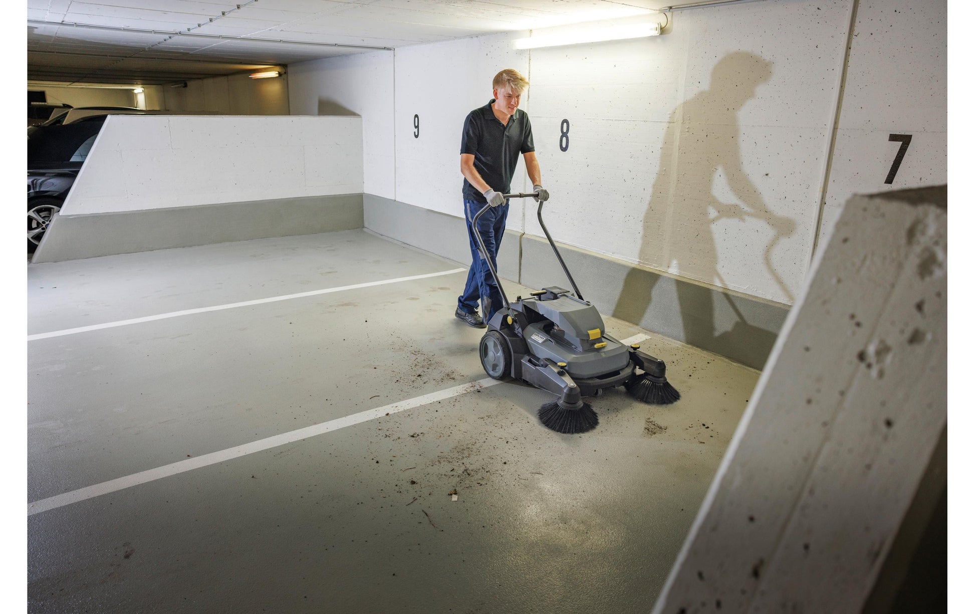 Kärcher Professional Kehrmaschine KM 70/30 C Bp 2SB – Arbeitsbreite 48 cm, 3920 m²/h, 36 V