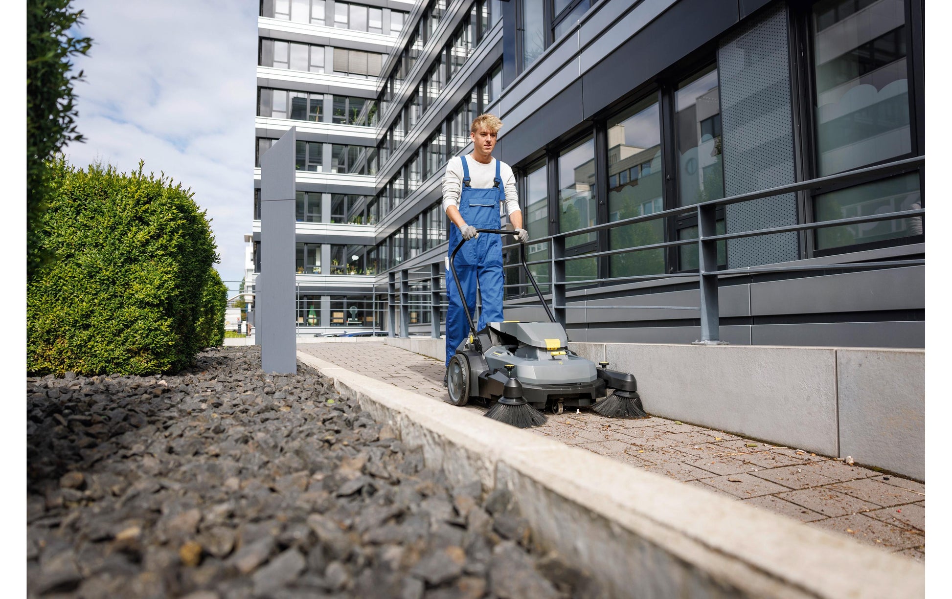 Karcher AG Akku-Kehrmaschine KM 70/25 C Bp 2SB – 36 V, 20 l, Arbeitsbreite 480 mm – Schwarz