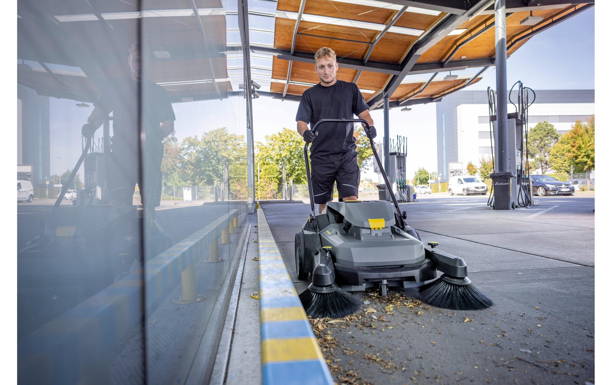 Karcher AG Akku-Kehrmaschine KM 70/25 C Bp 2SB – 36 V, 20 l, Arbeitsbreite 480 mm – Schwarz