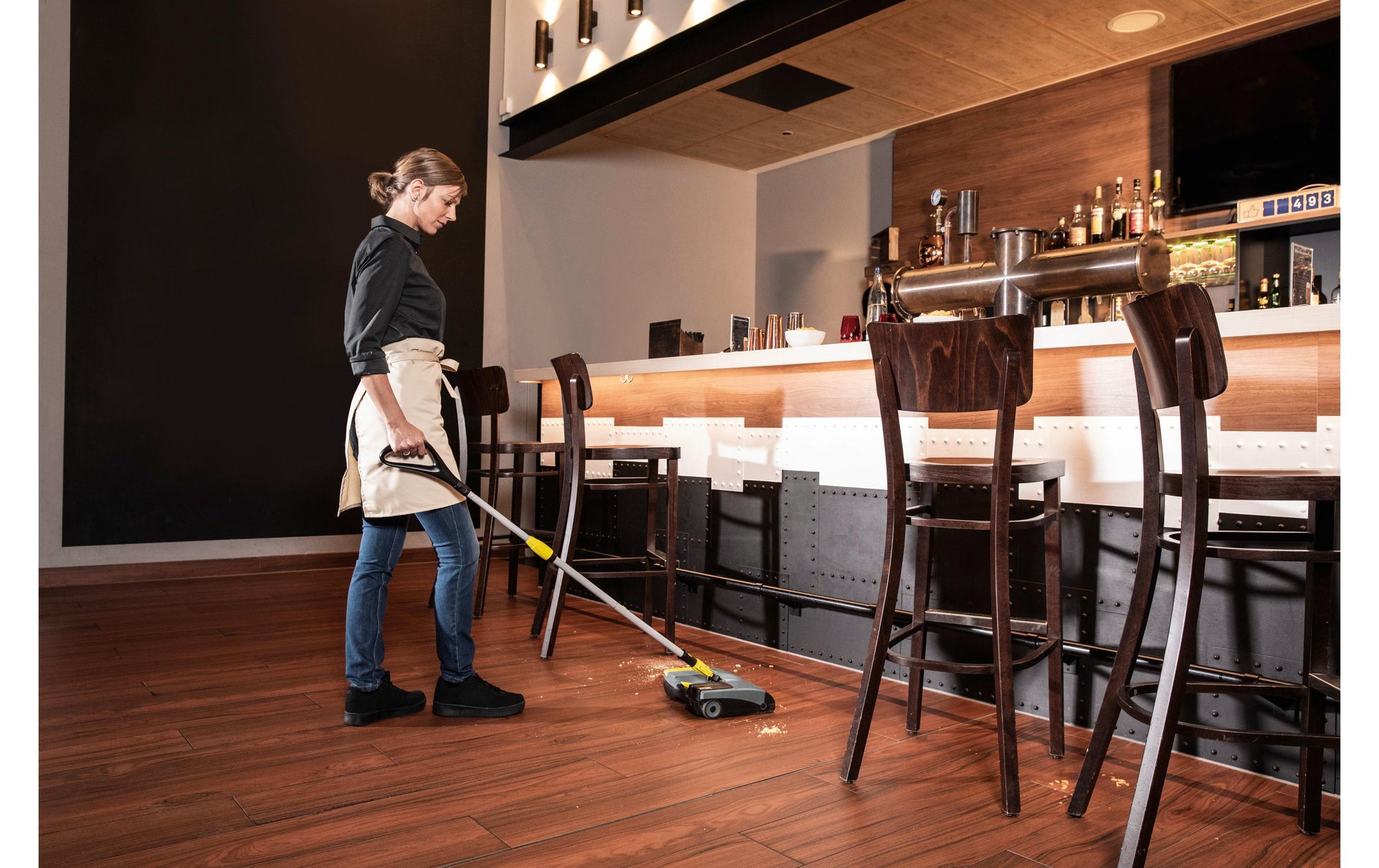 Kärcher Akku-Kehrmaschine EB 30/1 Li-Ion – Arbeitsbreite 30 cm, 7,2 V