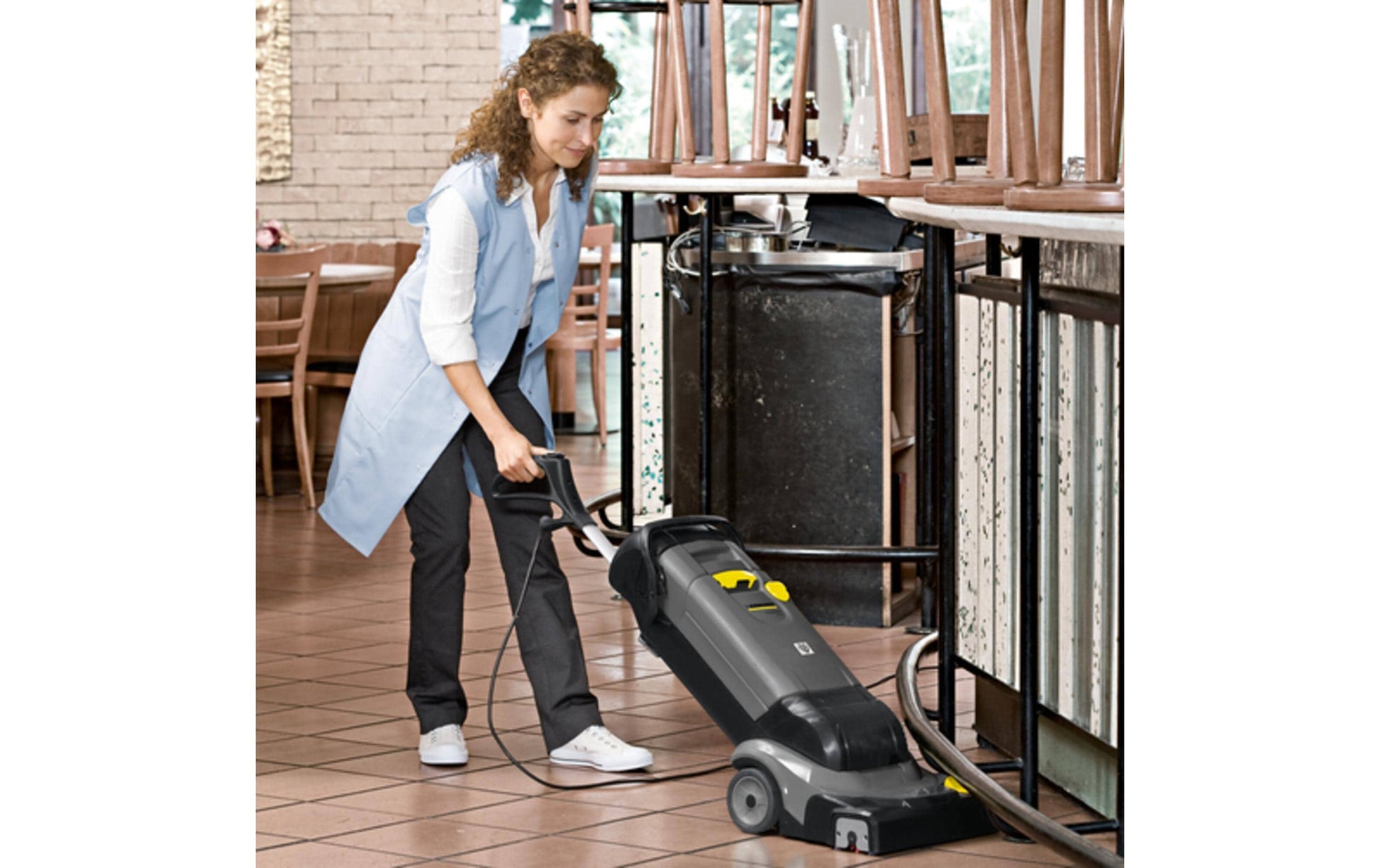 Kärcher BR 30/4 C – Scheuersaugmaschine – Arbeitsbreite 33,5 cm, Tank 4 l, Netzbetrieb