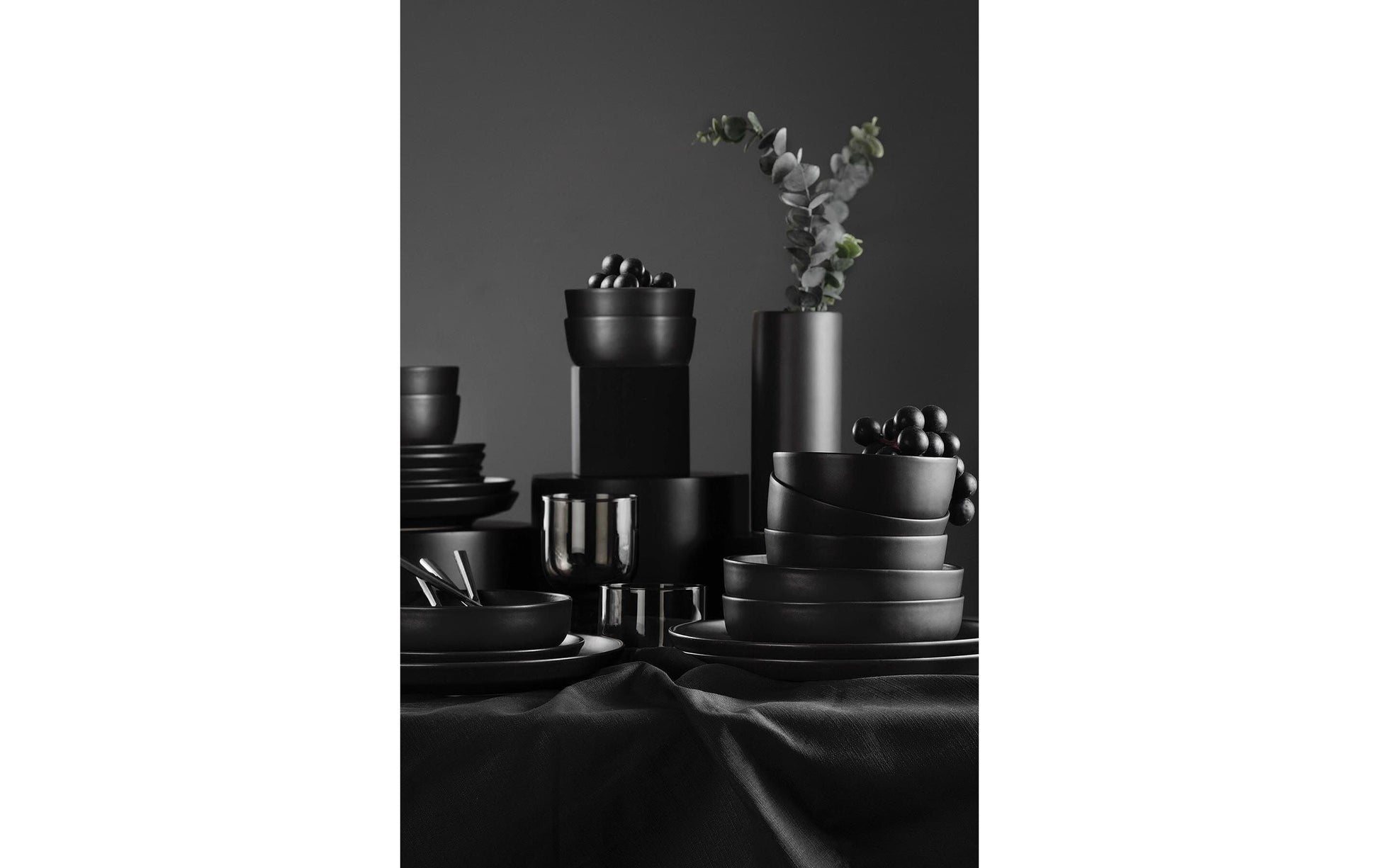Hermia Geschirrset – 18-teiliges Set, Ø 20 cm, Porzellan, Schwarz, spülmaschinenfest, mikrowellengeeignet