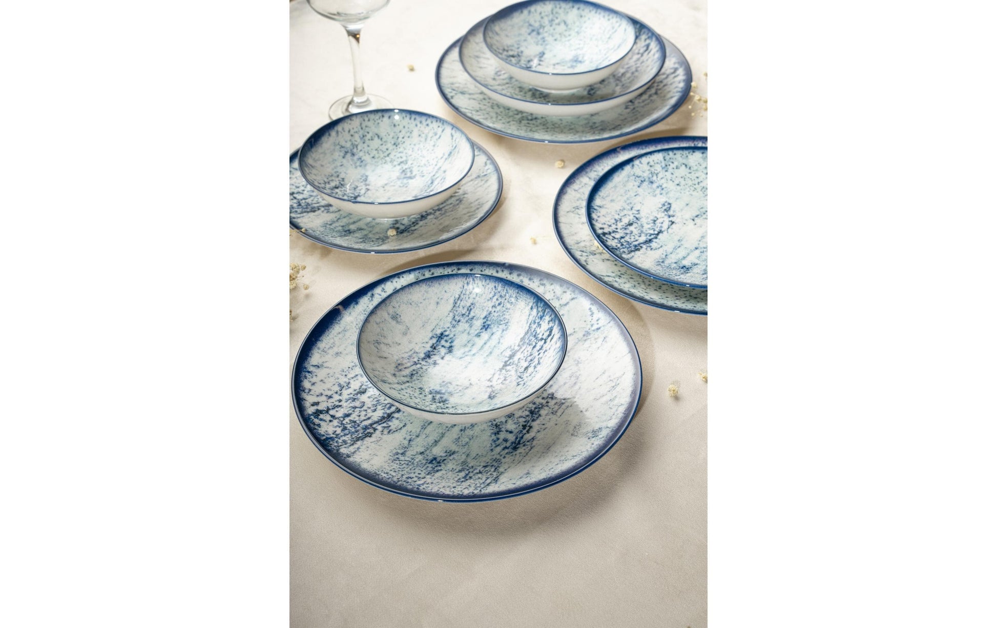 Hermia Geschirrset – 24-teiliges Set, Porzellan, Blau/Weiss, Speise-/Dessert Ø 20 cm, Suppenteller Ø 15 cm