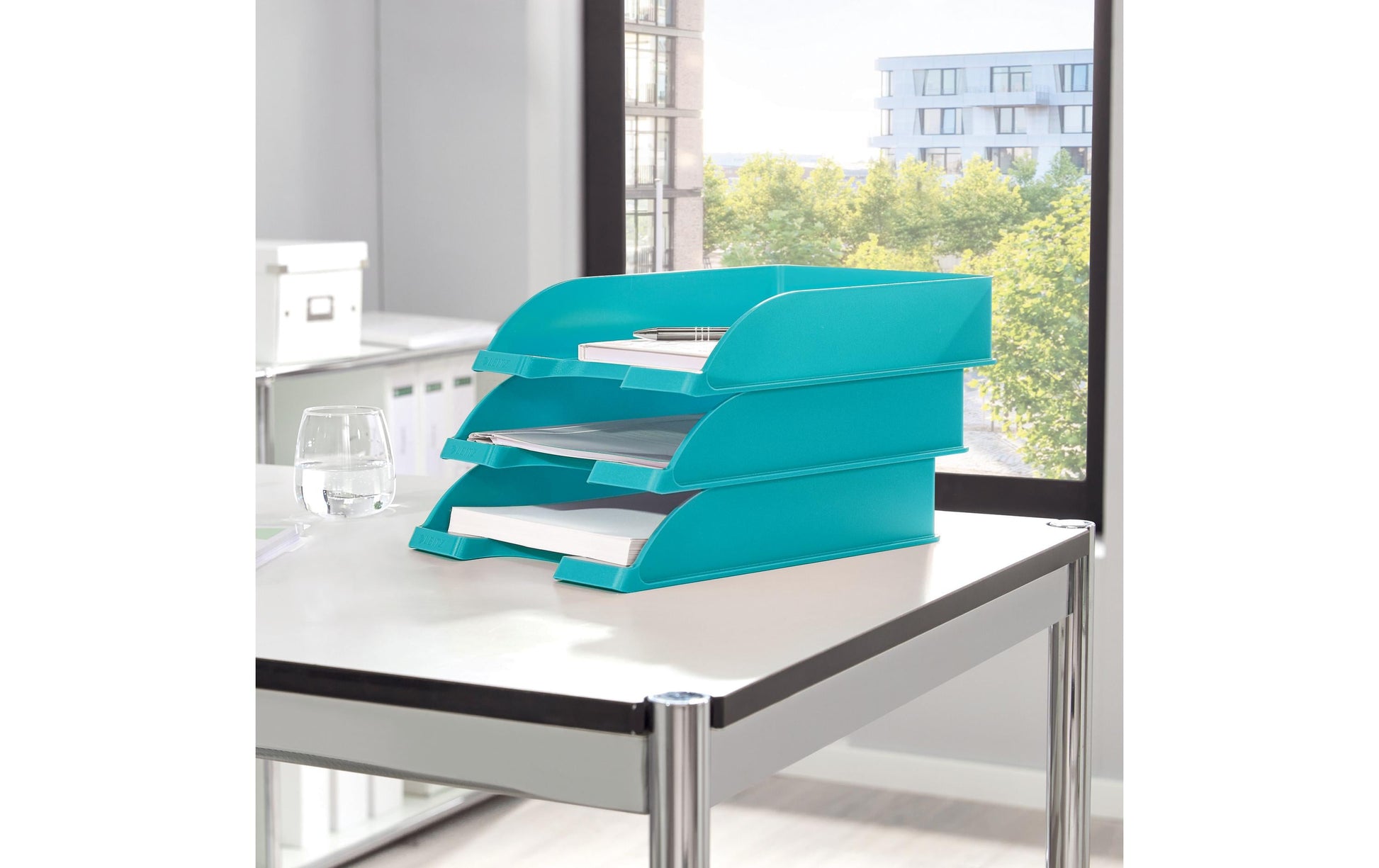 Leitz Briefkorb – mit Griffausschnitt, mit Beschriftungsfeld, glänzend, blau, B 255 × H 70 × T 357 mm
