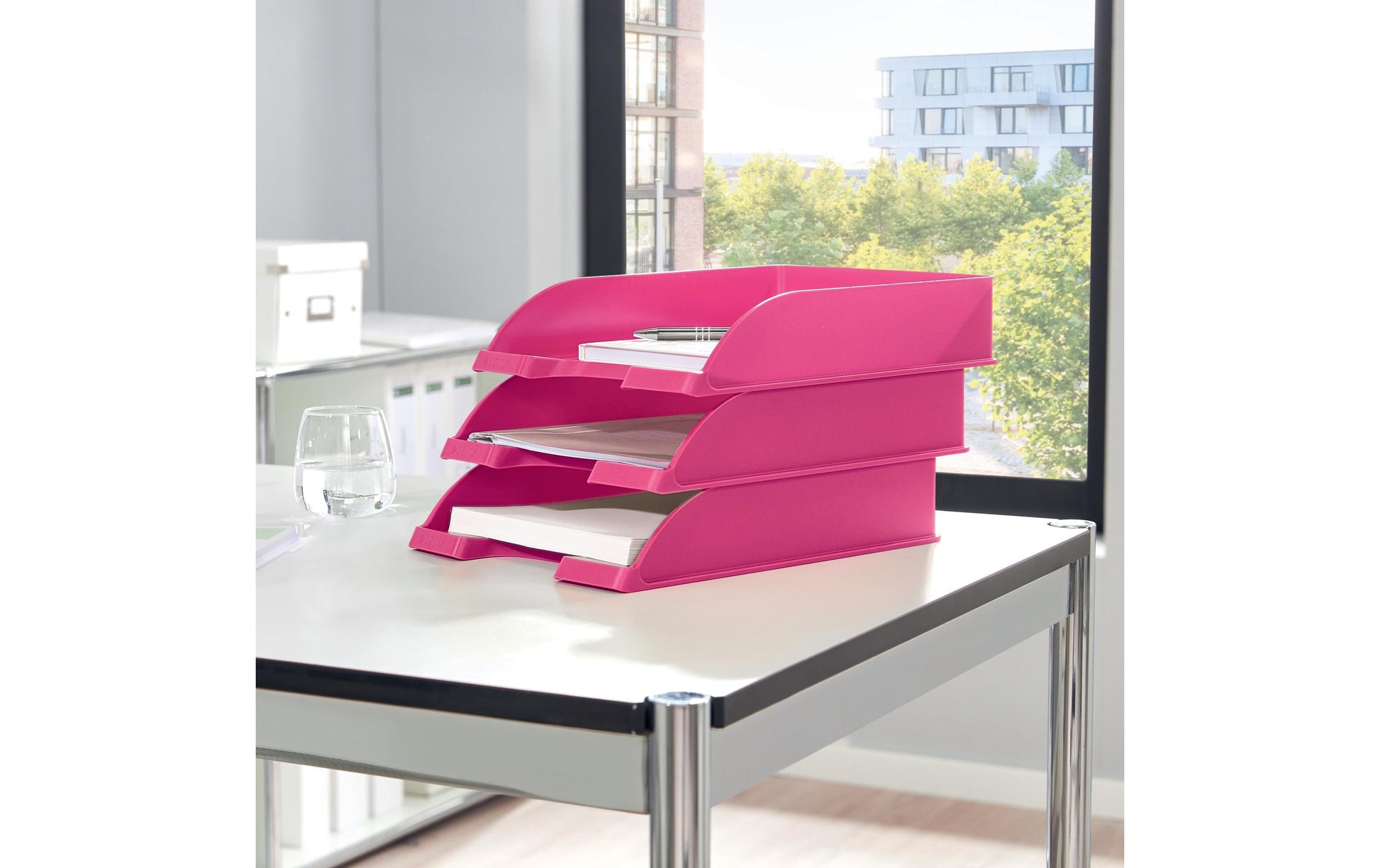 Leitz Stapelbarer Briefkorb mit Griffausschnitt, Beschriftungsfeld, glänzend, pink, B 255 × H 70 × T 357