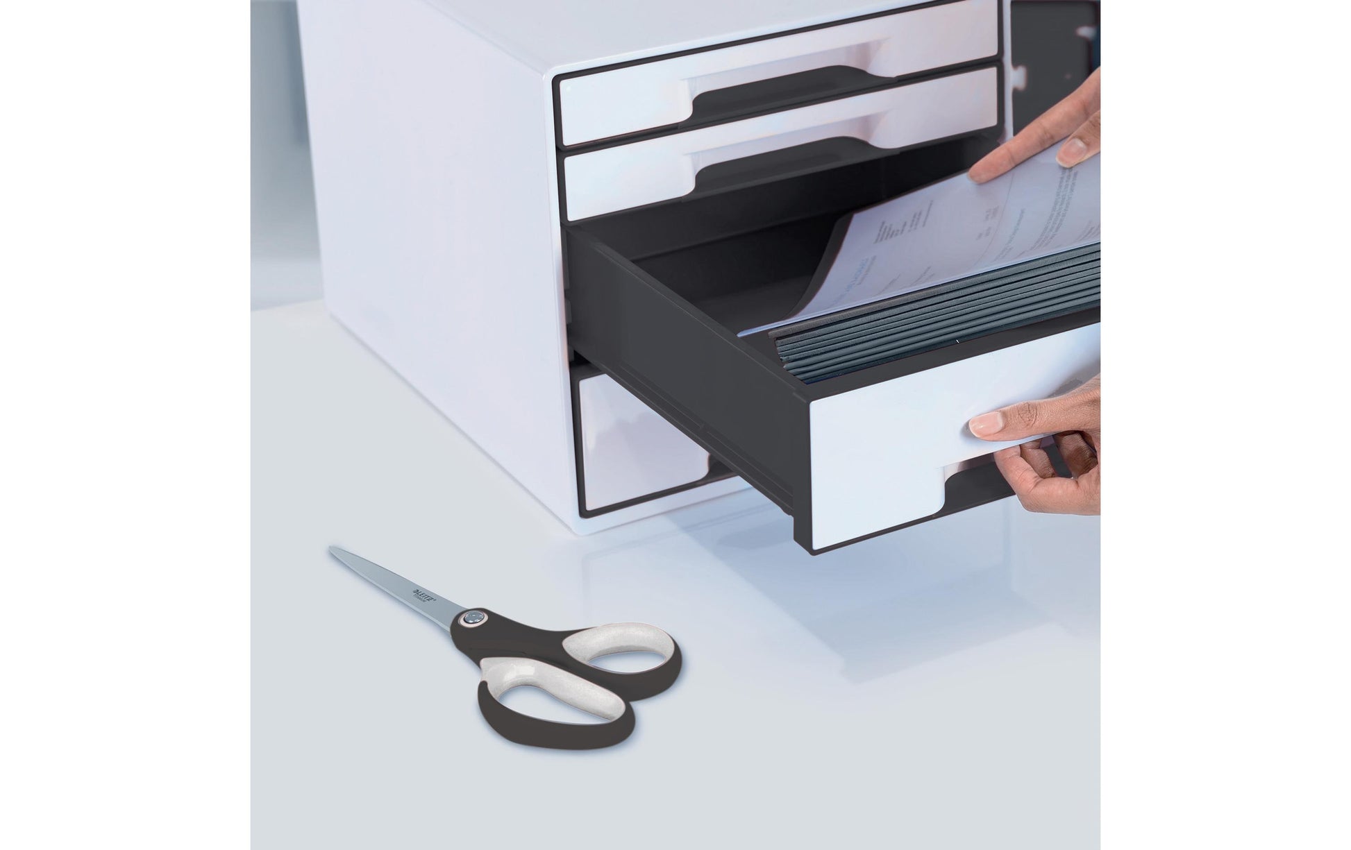 Leitz WOW Schere 20,5 cm, spitz, für Rechtshänder – Edelstahl, titanbeschichtet, Softgrip, Schwarz/Weiss
