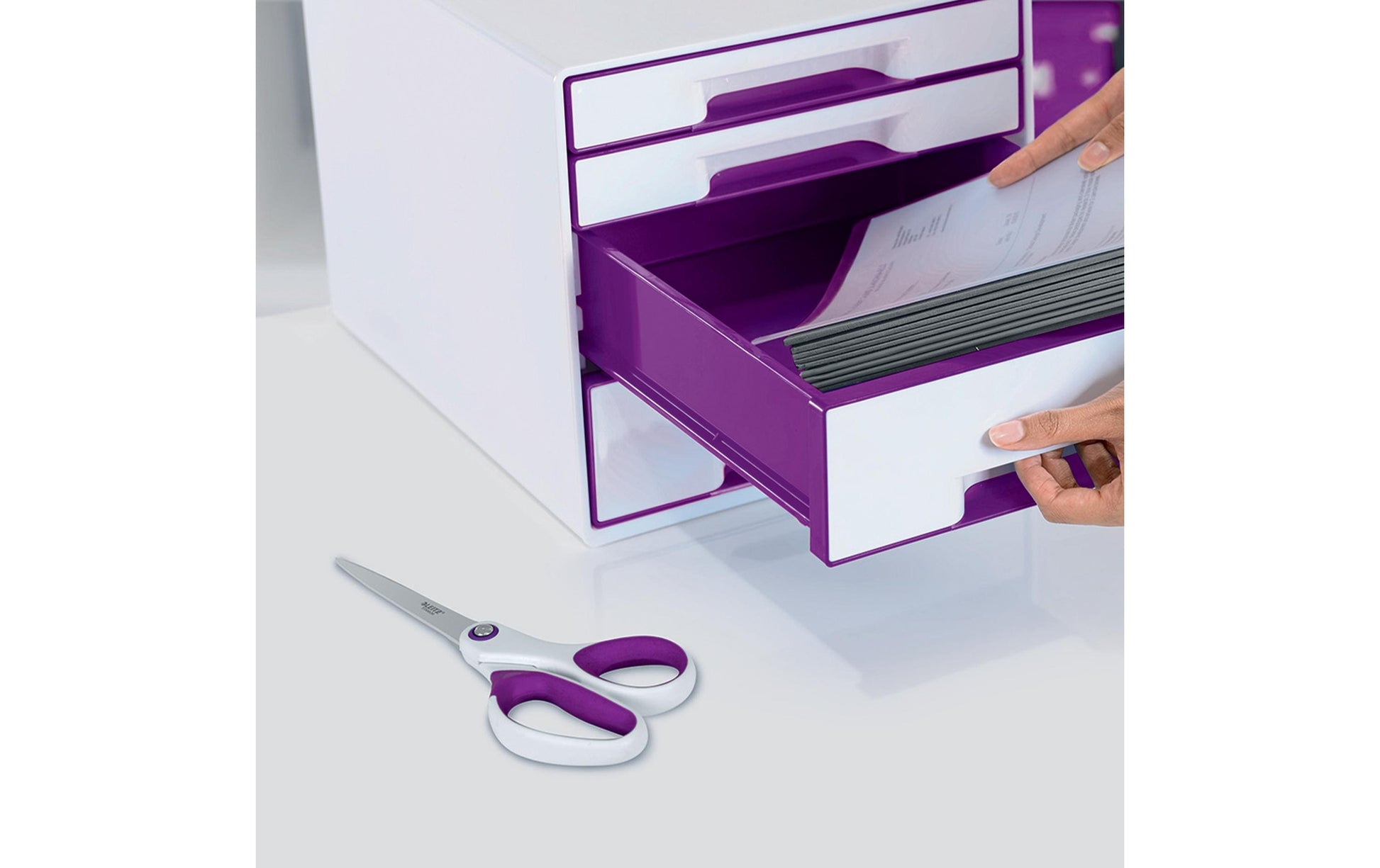 Leitz WOW Schere – Edelstahl, titanbeschichtet, ergonomischer Griff, Violett/Weiss