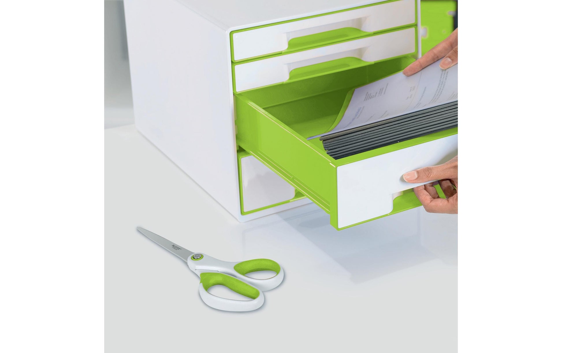 Leitz WOW Schere 20,5 cm, spitz, für Rechtshänder – Edelstahl, titanbeschichtet, Softgrip, Grün/Weiss