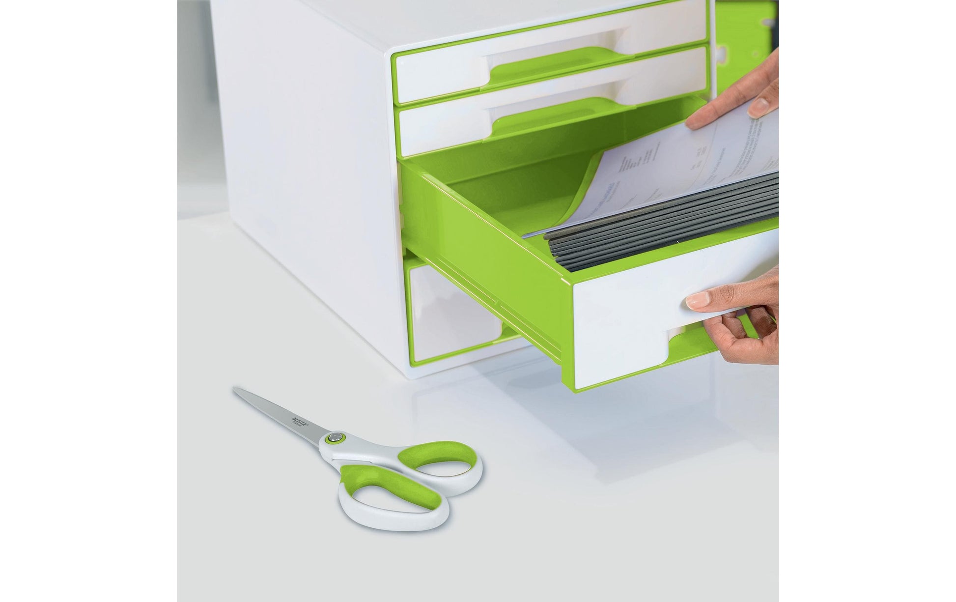 Leitz WOW Schere 20,5 cm, spitz, für Rechtshänder – Edelstahl, titanbeschichtet, Softgrip, Grün/Weiss