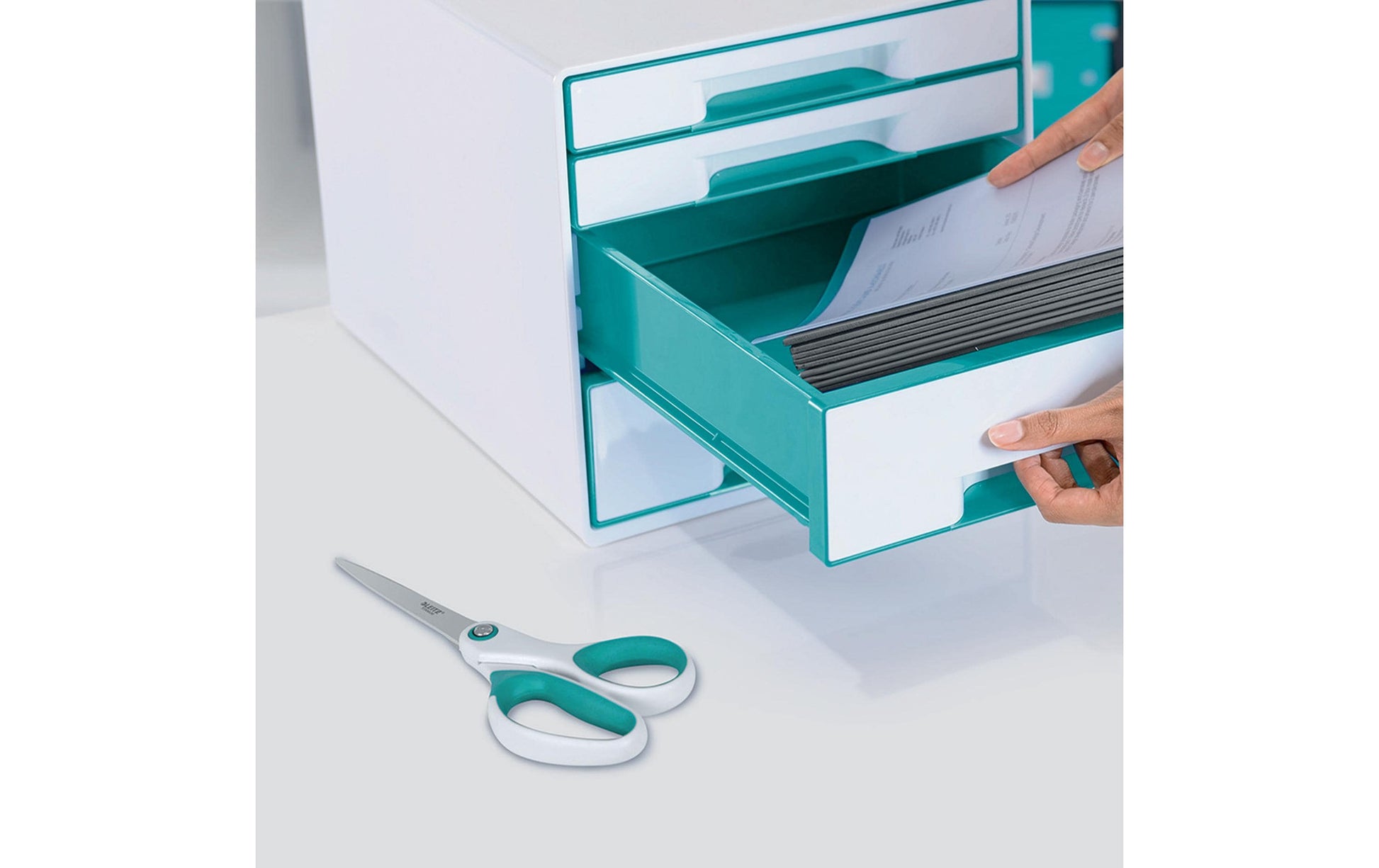 Leitz Schere 20,5 cm, für Rechts- und Linkshänder – Edelstahl, titanbeschichtet, Eisblau/Weiss