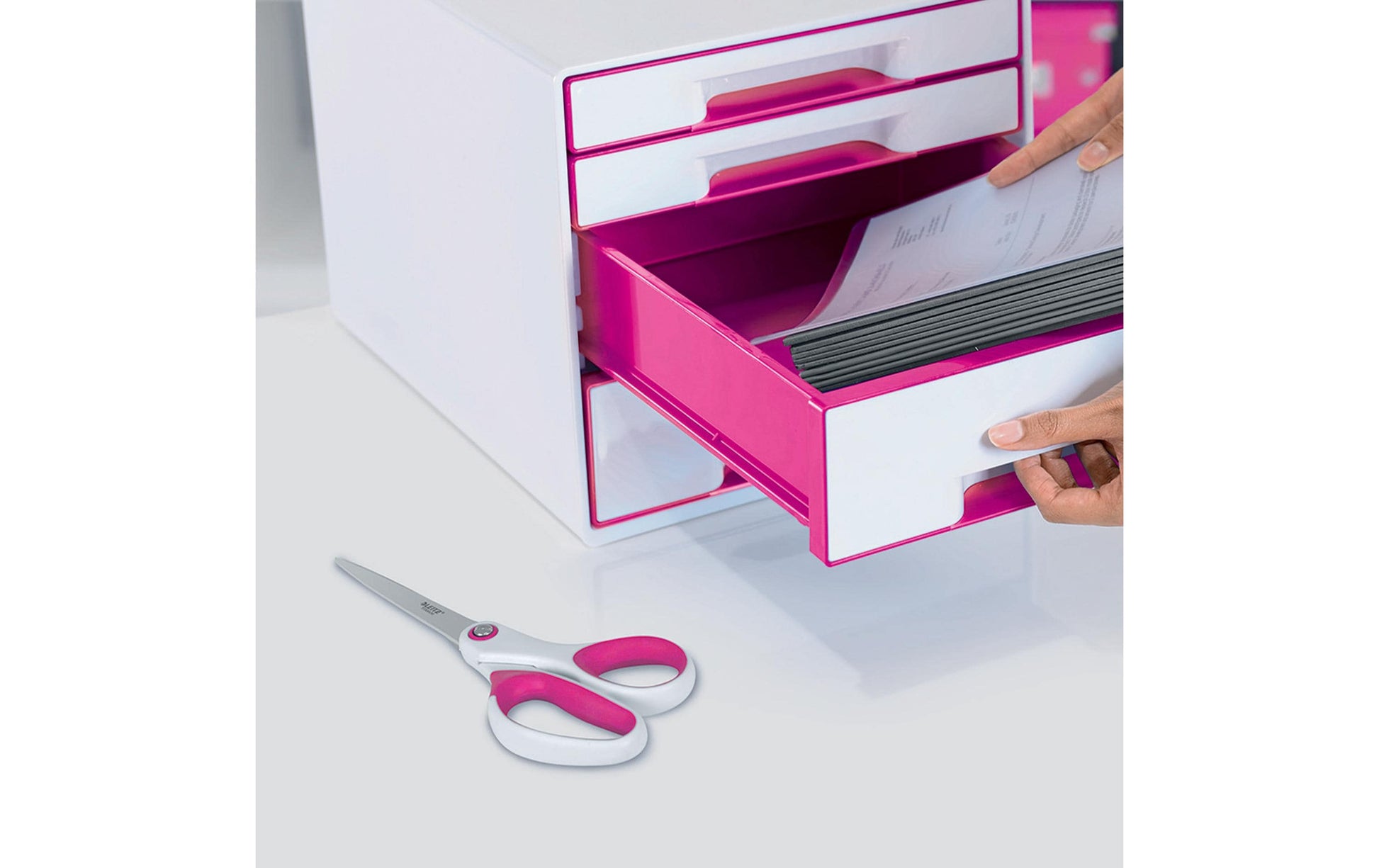 Leitz Universalschere – titanbeschichtet, für Rechts- und Linkshänder, spitz, Softgrip, Kunststoff, pink